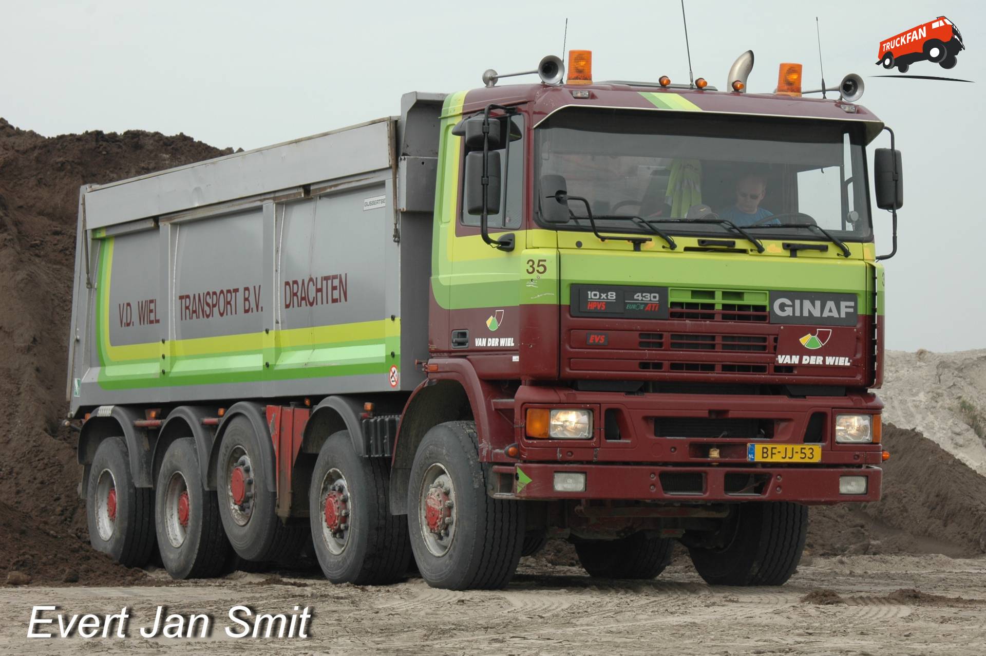 Auto 35 van Van der Wiel Transport lost vracht grond