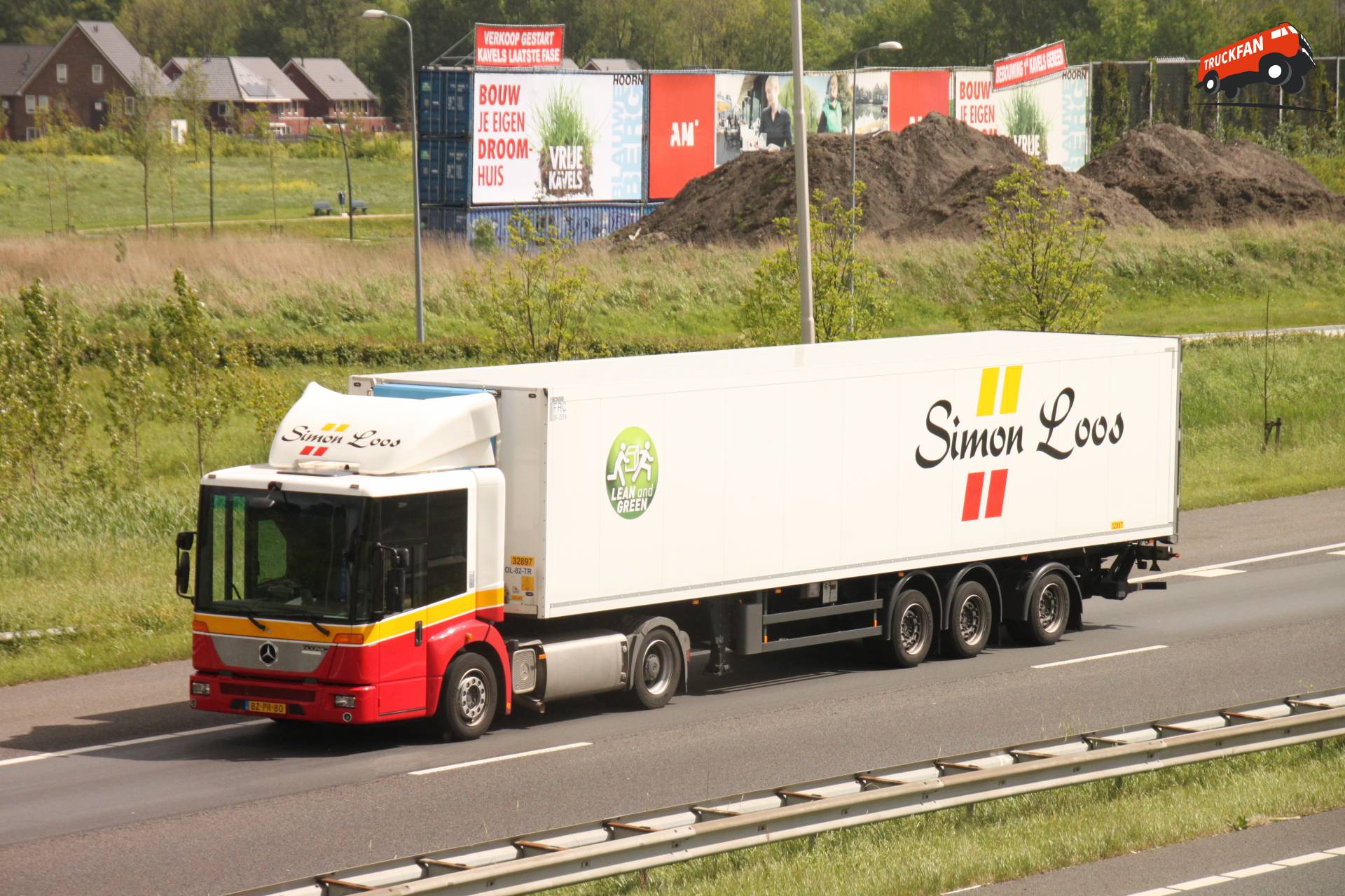 Mercedes-Benz Econic vrachtwagen van Simon Loos op 12 mei 2014