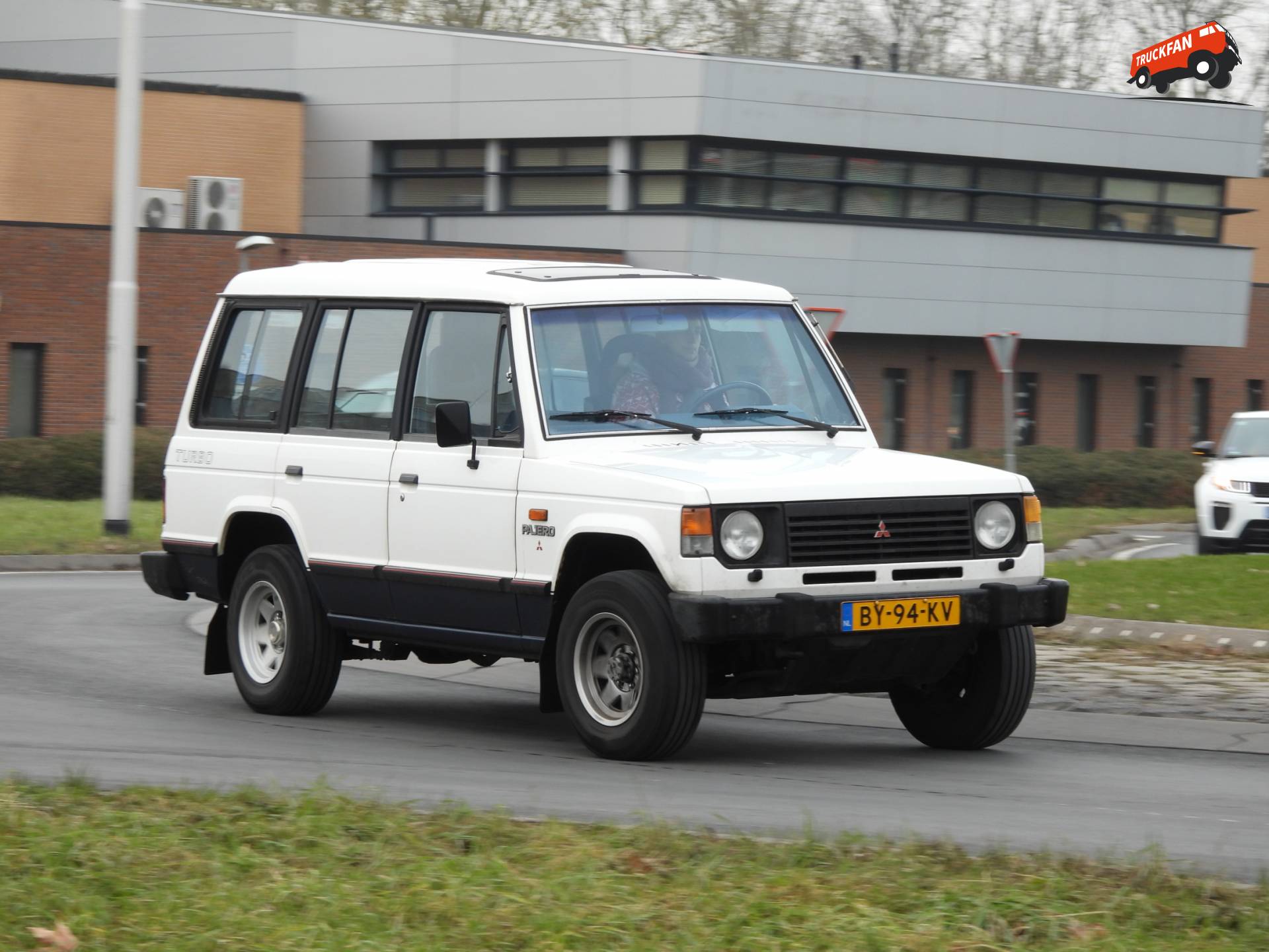 Oude Mitsubishi Pajero van 1987 gefotografeerd bij Schoonhoven