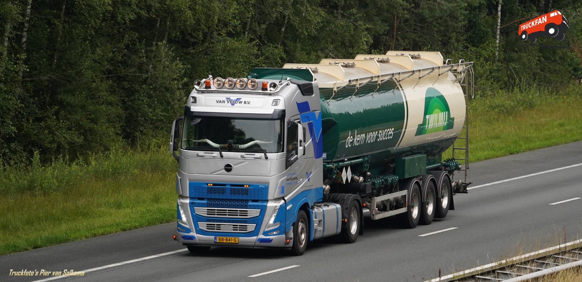 Robuuste Volvo FH5 vrachtwagen van Bedrijf Van Veluw in actie