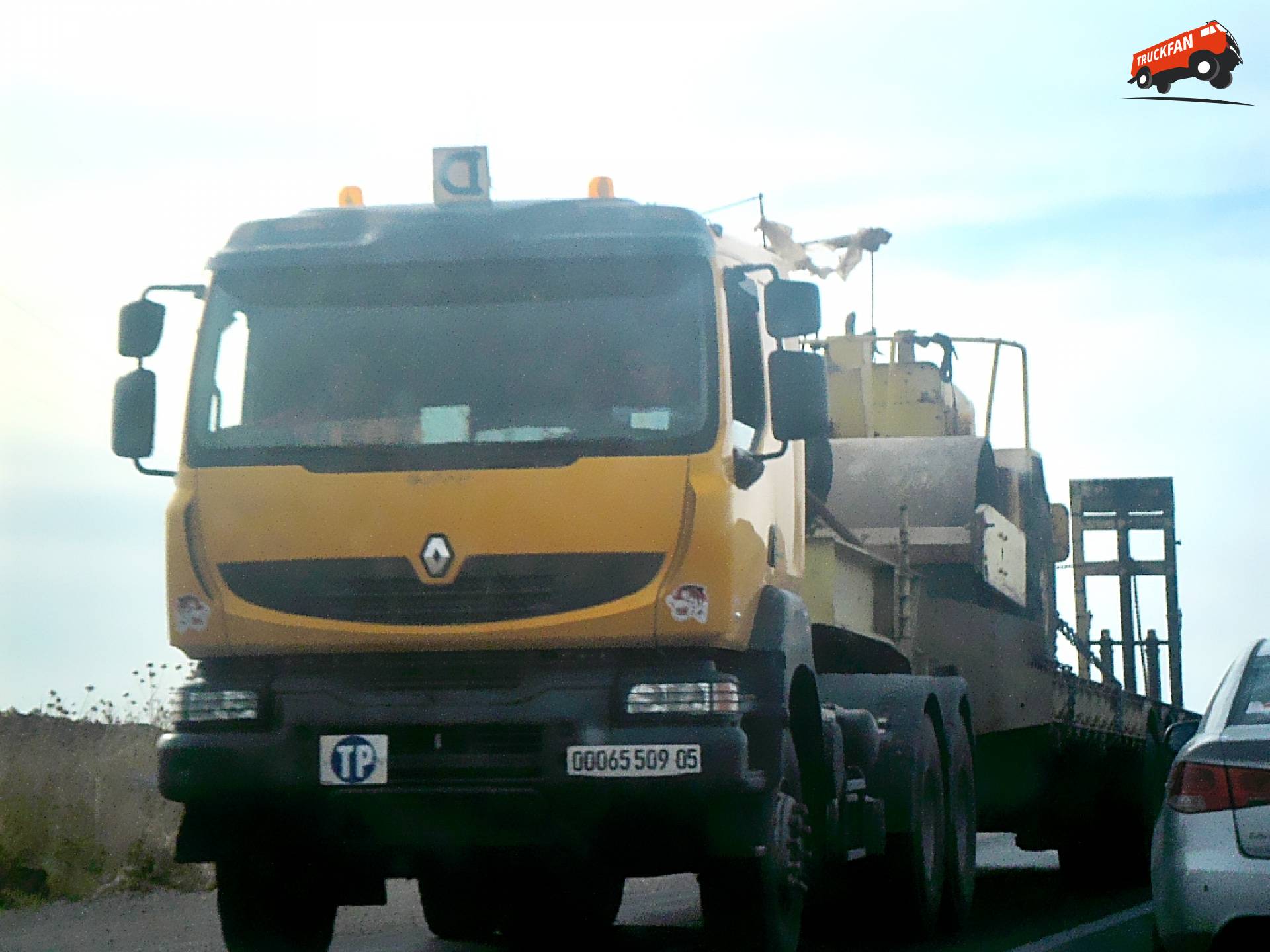 Krachtige Renault Kerax op Noord-Afrikaanse wegen in Algerije