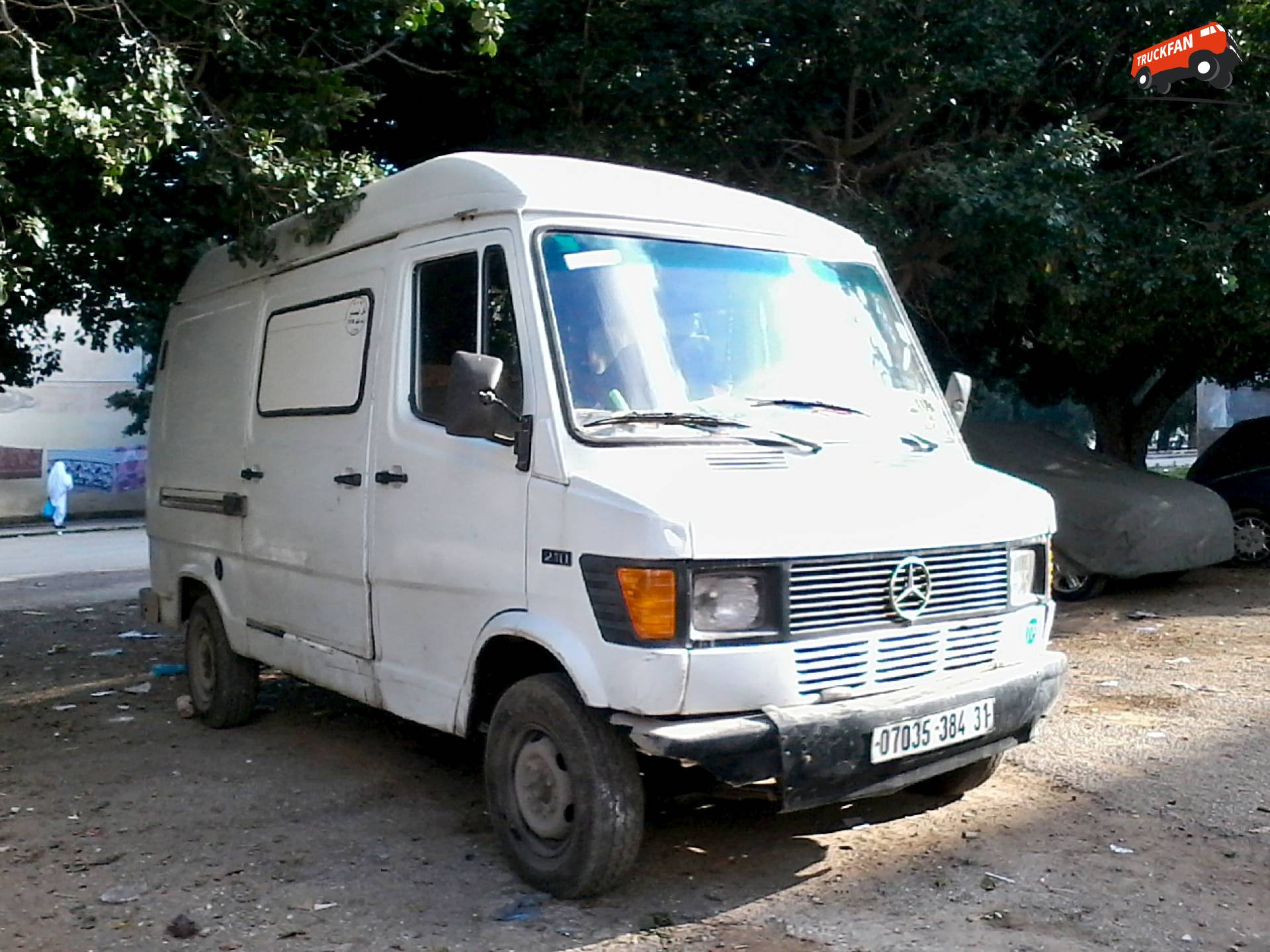 Mercedes-Benz TN Model Gevangen op Algerijnse Wegen