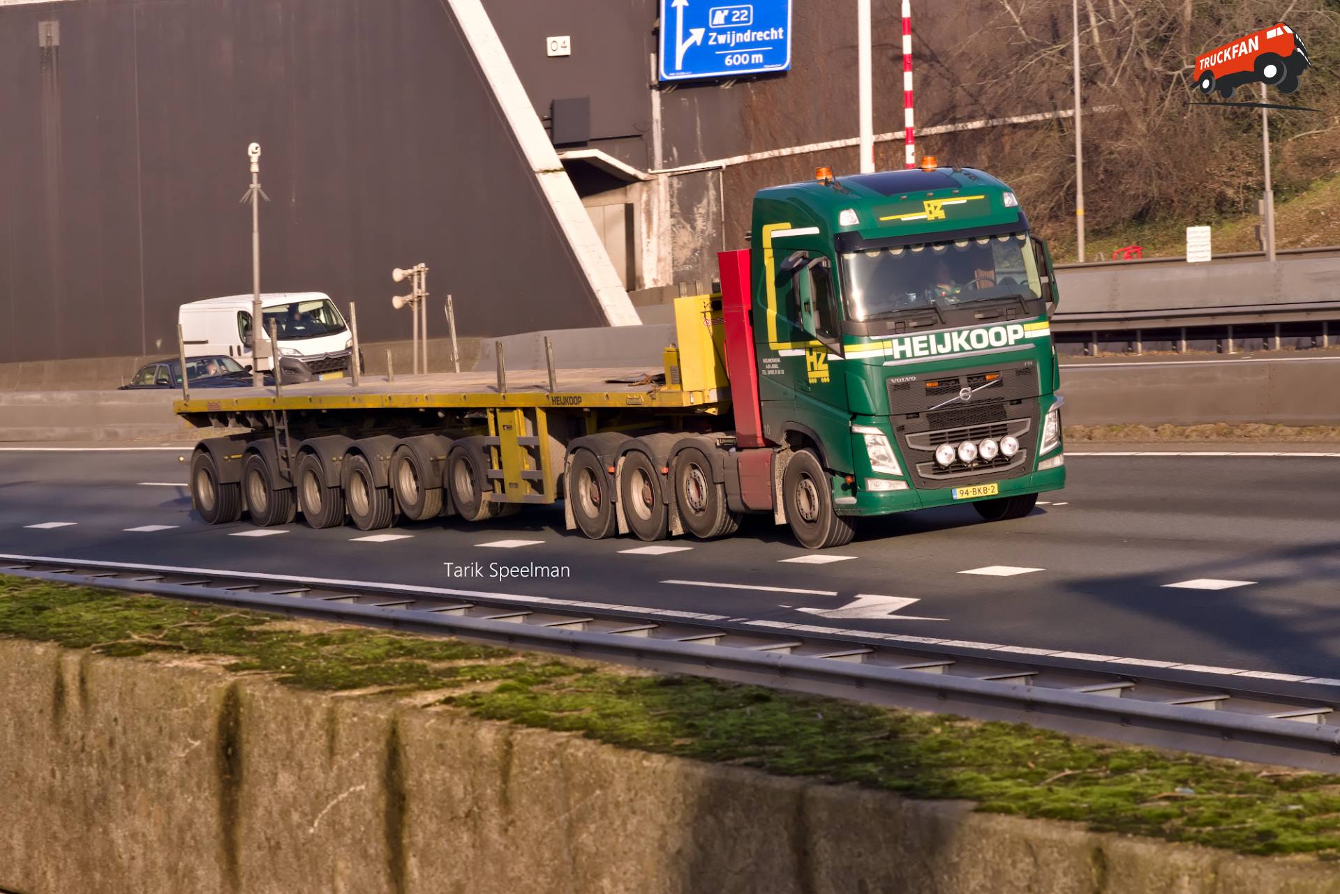 Volvo FH 4e generatie van Heijkoop Zwaartransport op de A16