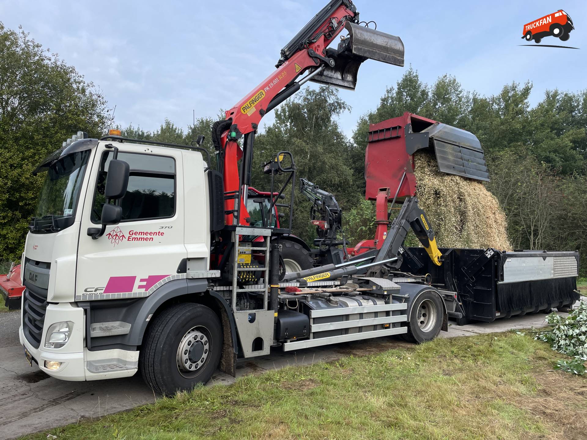 DAF CF haakarmkraanwagen van Gemeente Emmen in actie