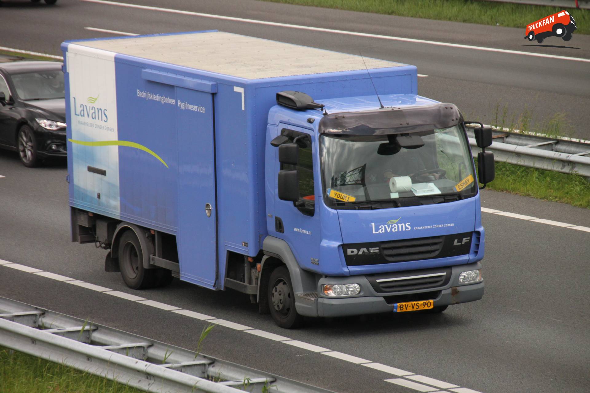 DAF LF45 vrachtwagen van Lavans Bedrijfskleding in actie