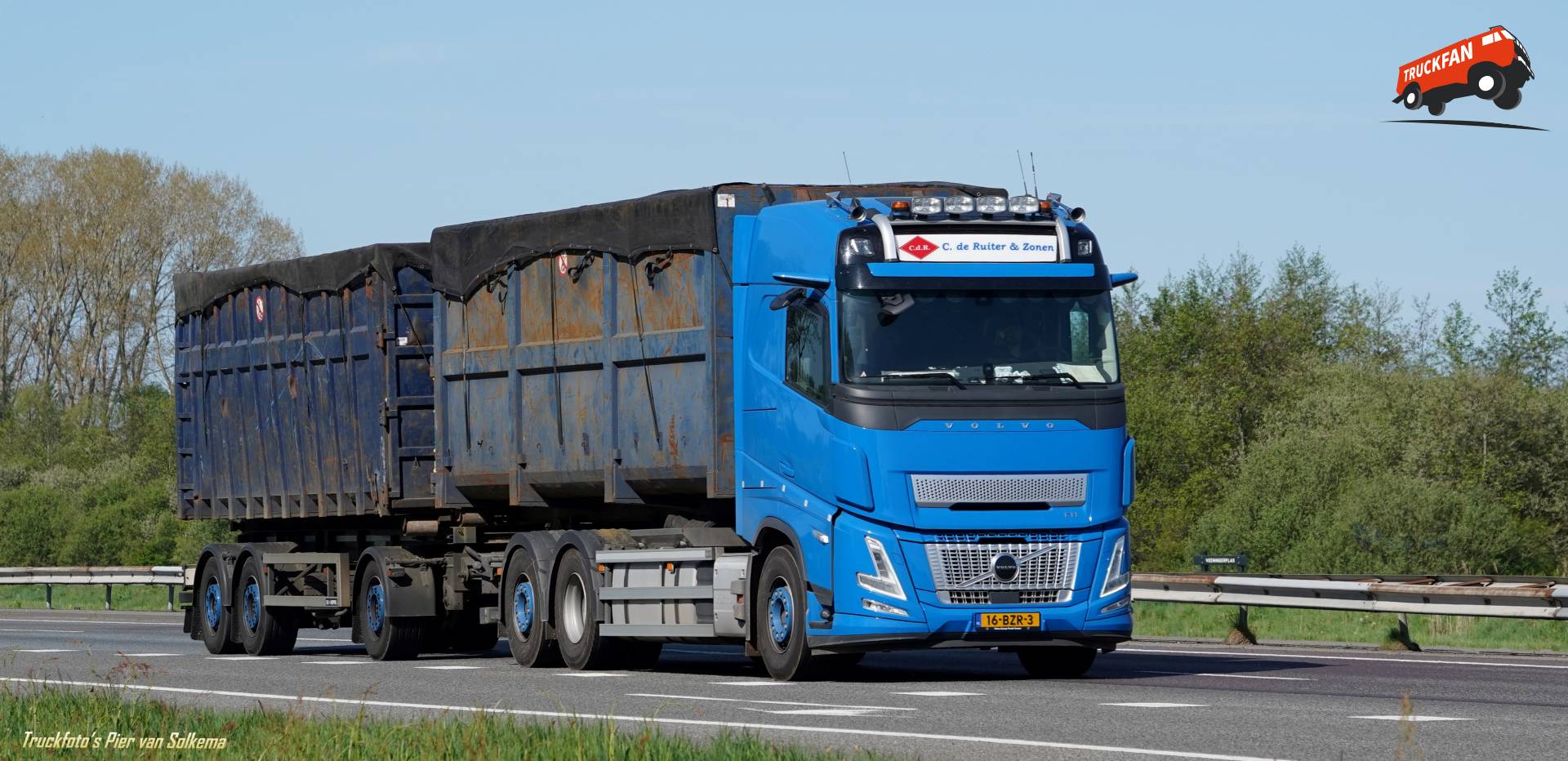Volvo FH Aero Vrachtwagen van Bedrijf de Ruiter op de A28 in Veeningen