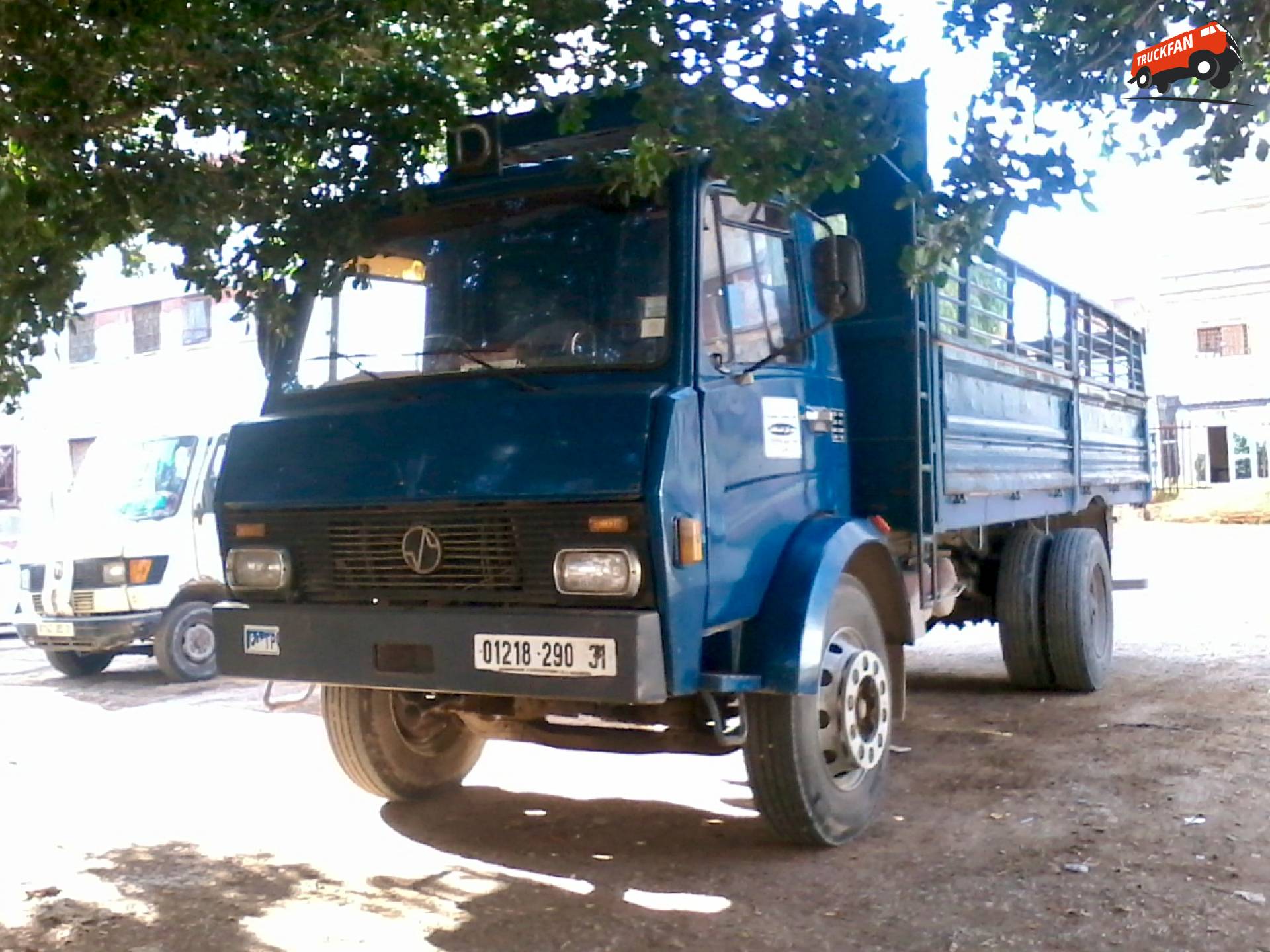 SNVI K120 Vrachtwagen op Algerijns Terrein