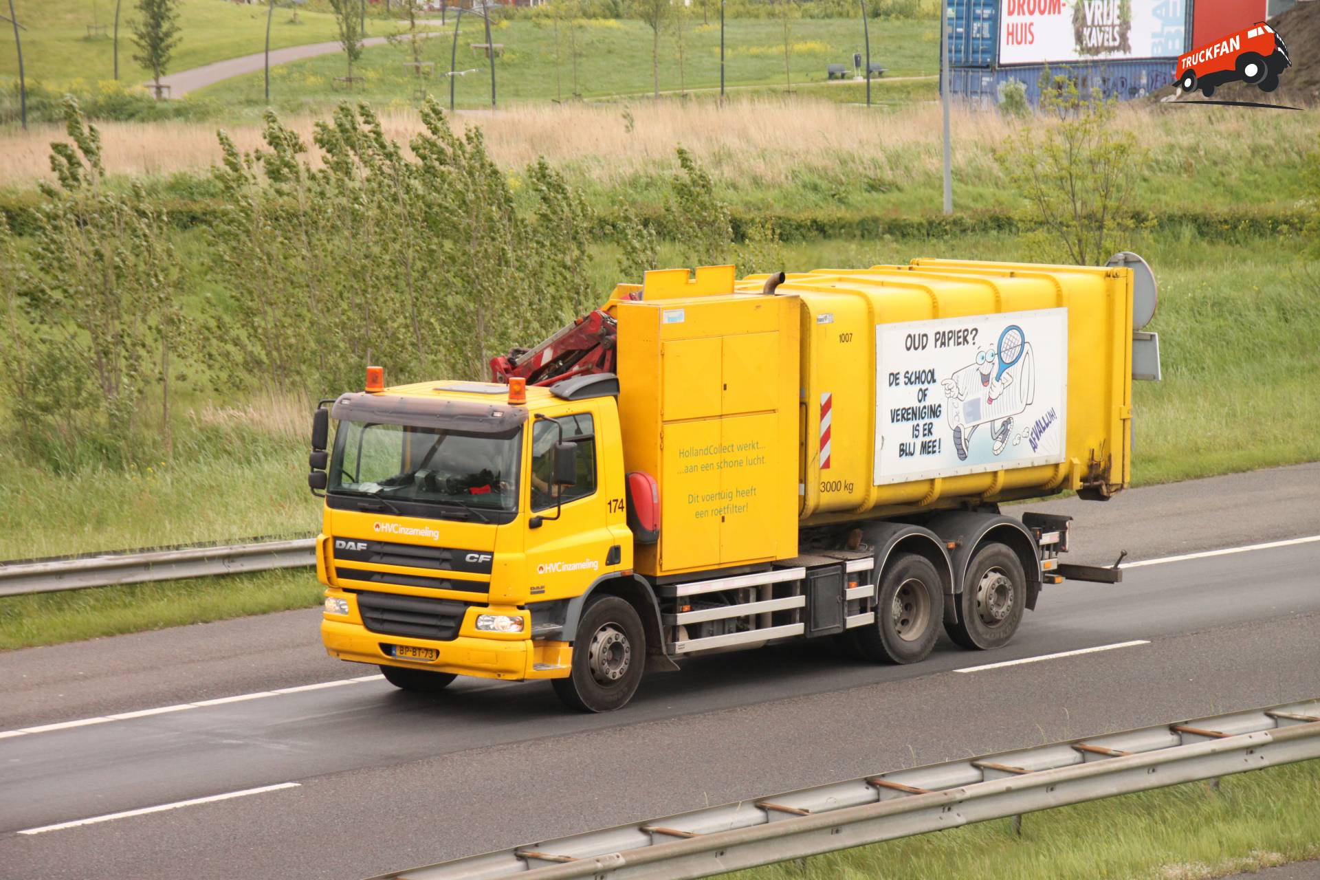 DAF CF75 vrachtwagen van HVC op de weg