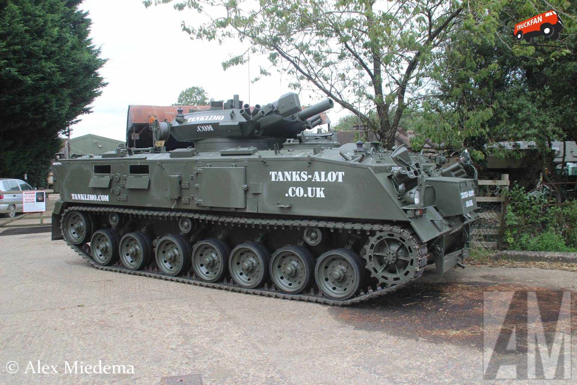 Unieke FV432 APC Tanklimo bij Tanks-alot dichtbij Silverstone
