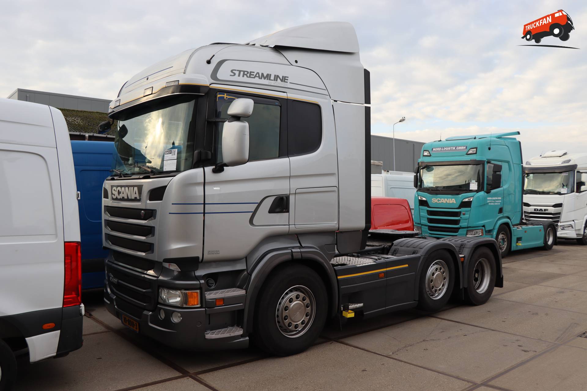 Scania R400 6x2 trekker met voorloopas voor kaastransport