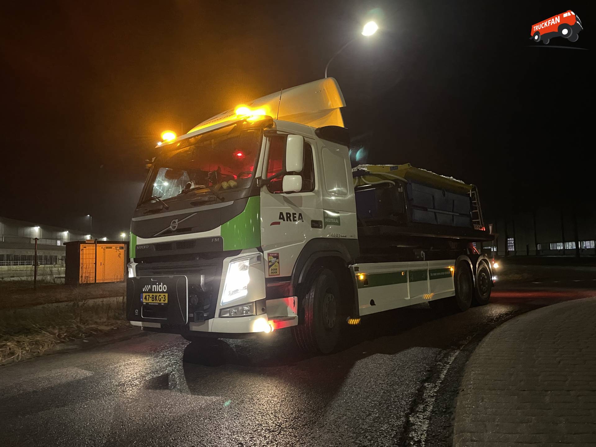 Volvo FM haakarmwagen met strooier