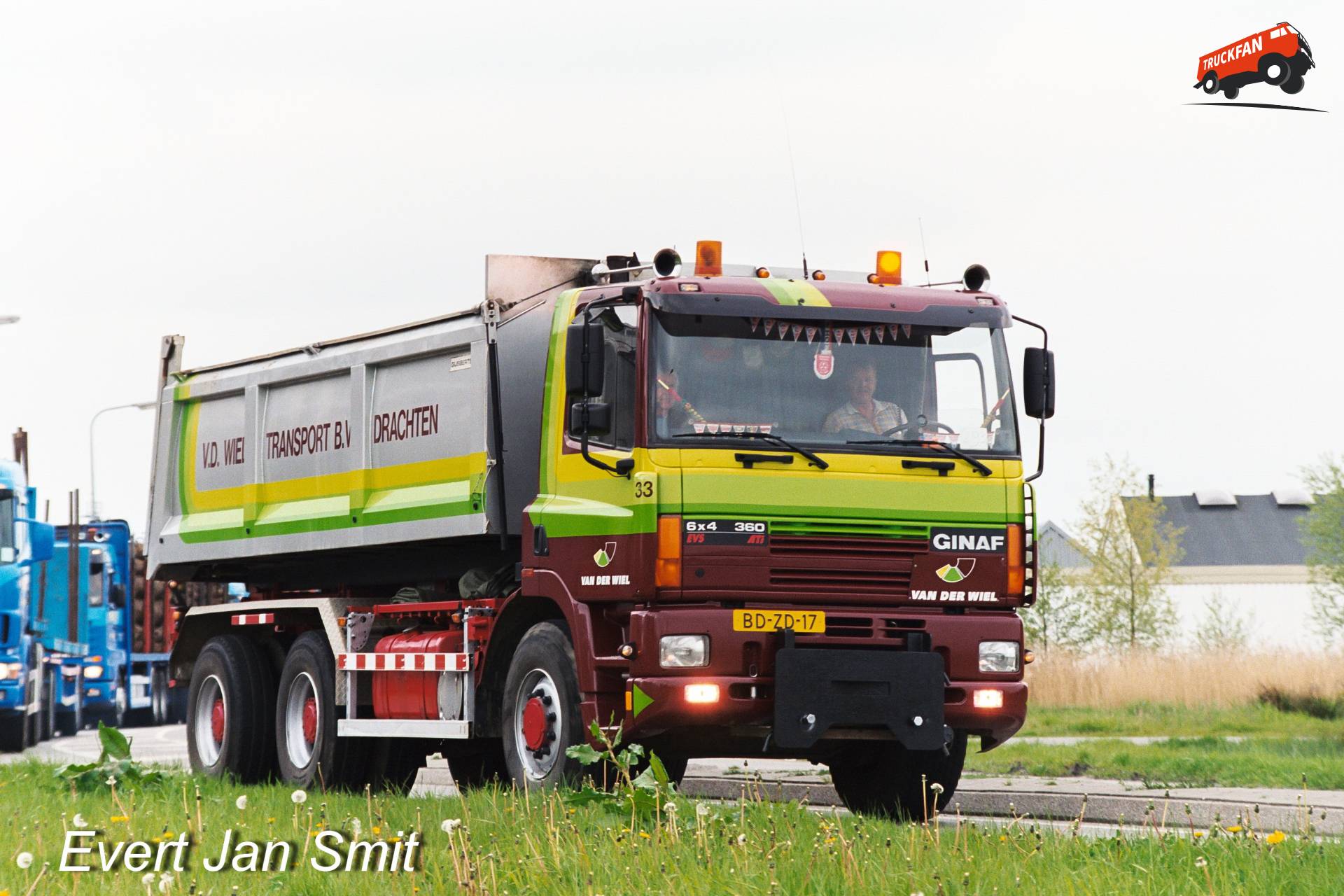 Ginaf M3233-S met container afzetsysteem in actie