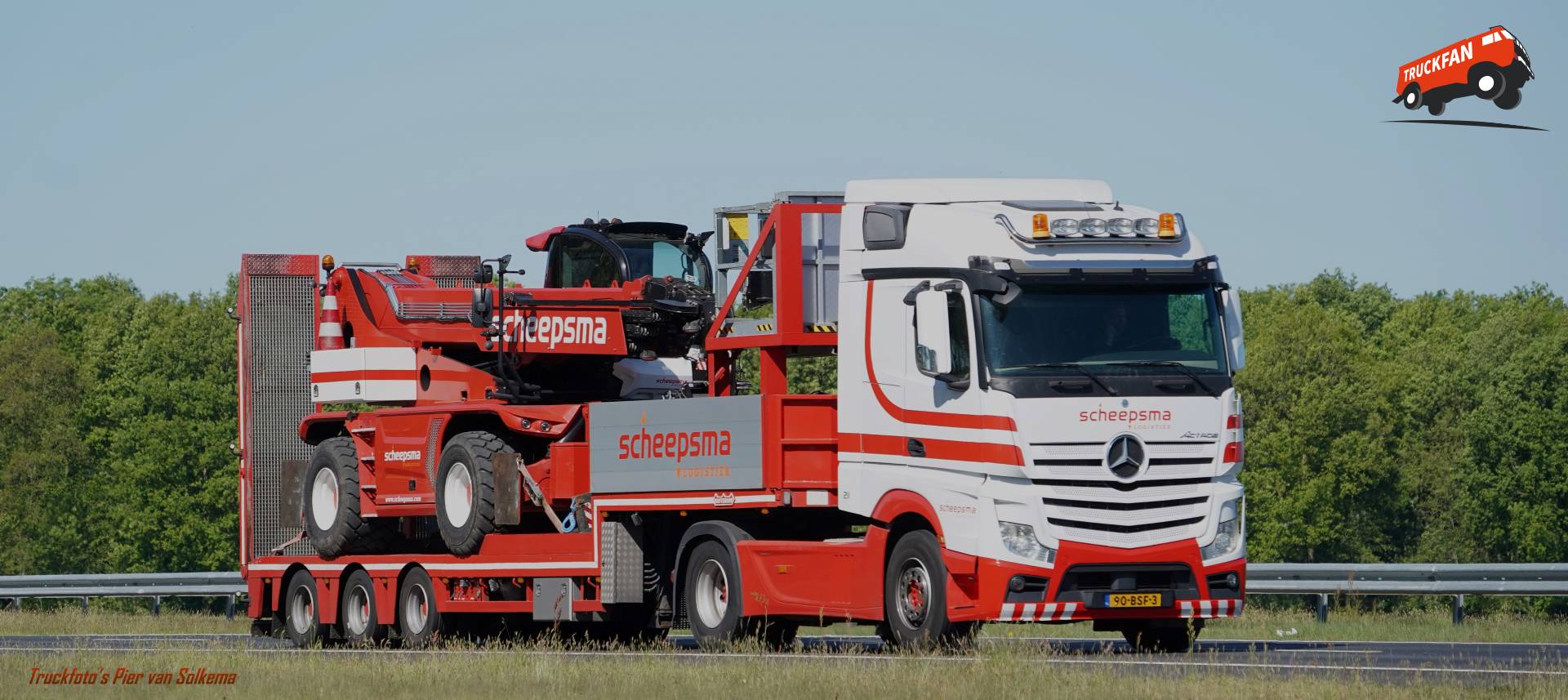 Mercedes Benz Actros vrachtwagen op A7 Joure