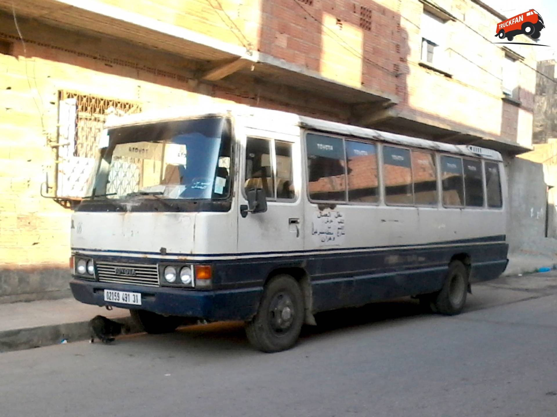 Vintage Toyota Coaster Bus in Algerije, 2019