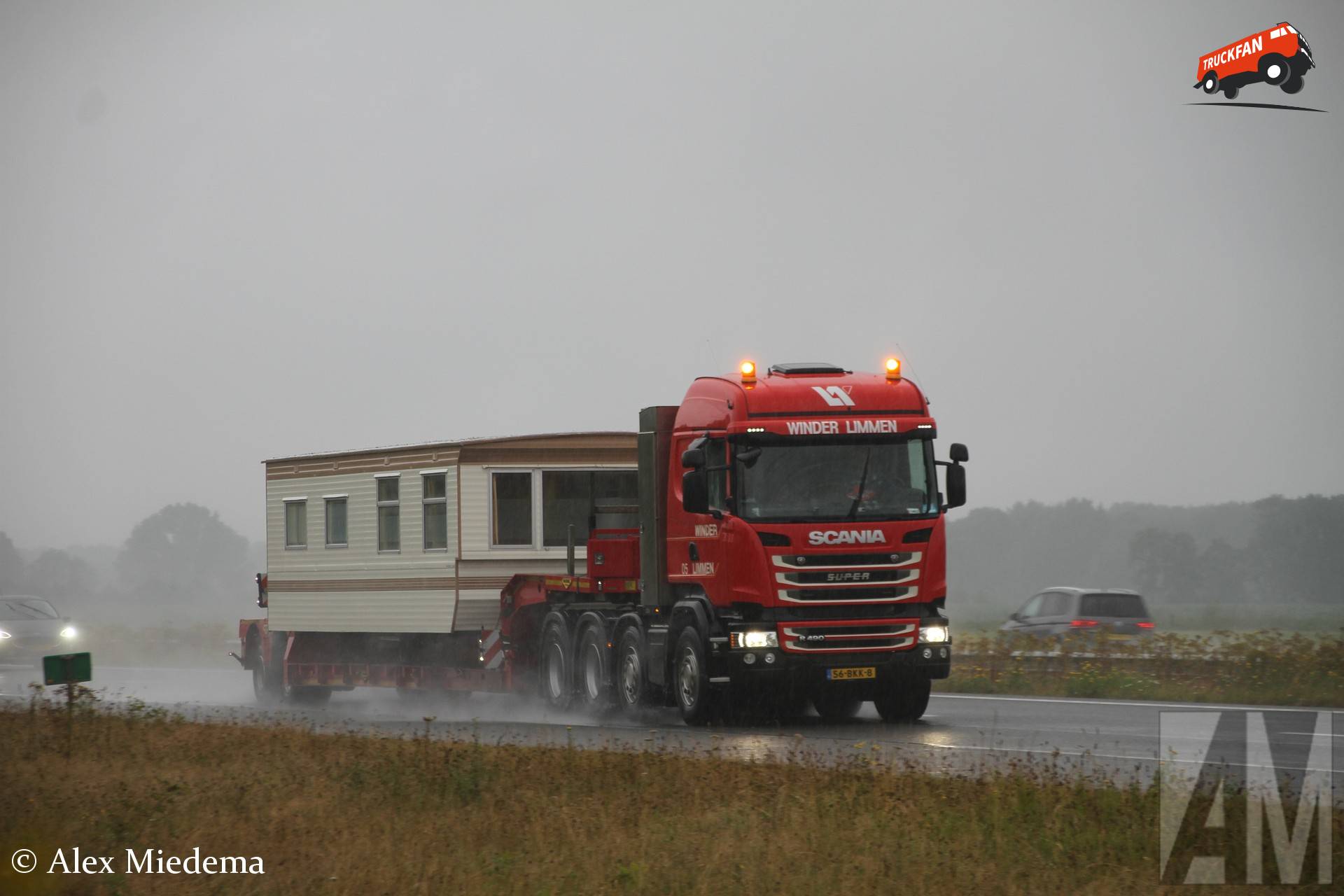 Scania R490 van Winder Limmen op de A28 bij uittocht Truckstar Festival