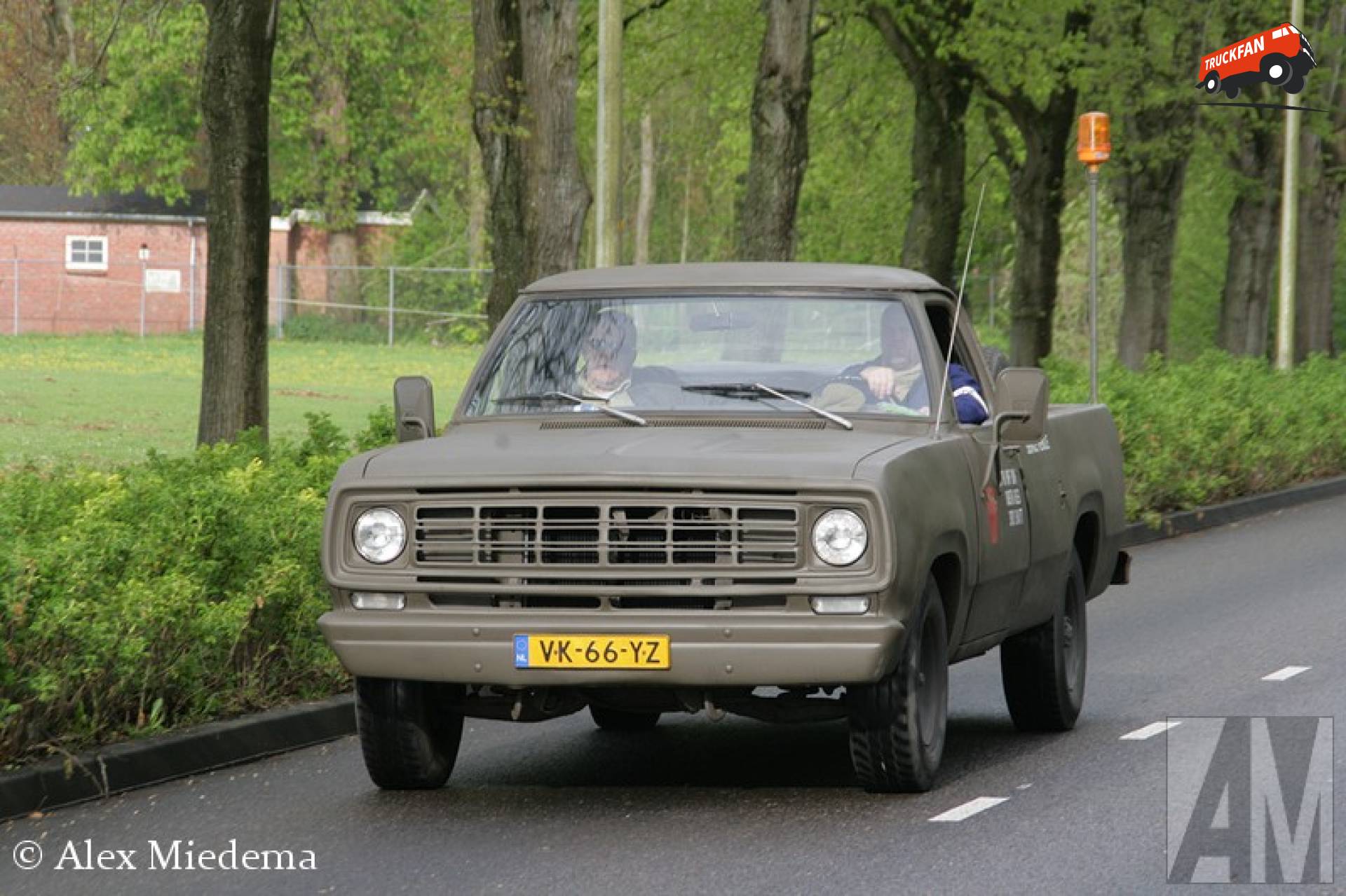 Dodge D200