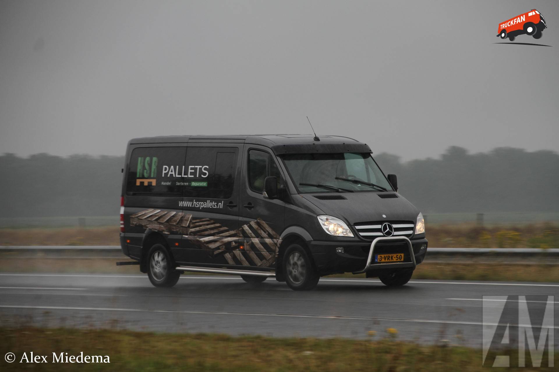 Mercedes-Benz Sprinter van HSR Pallets bij de uittocht van Truckstar Festival 2022