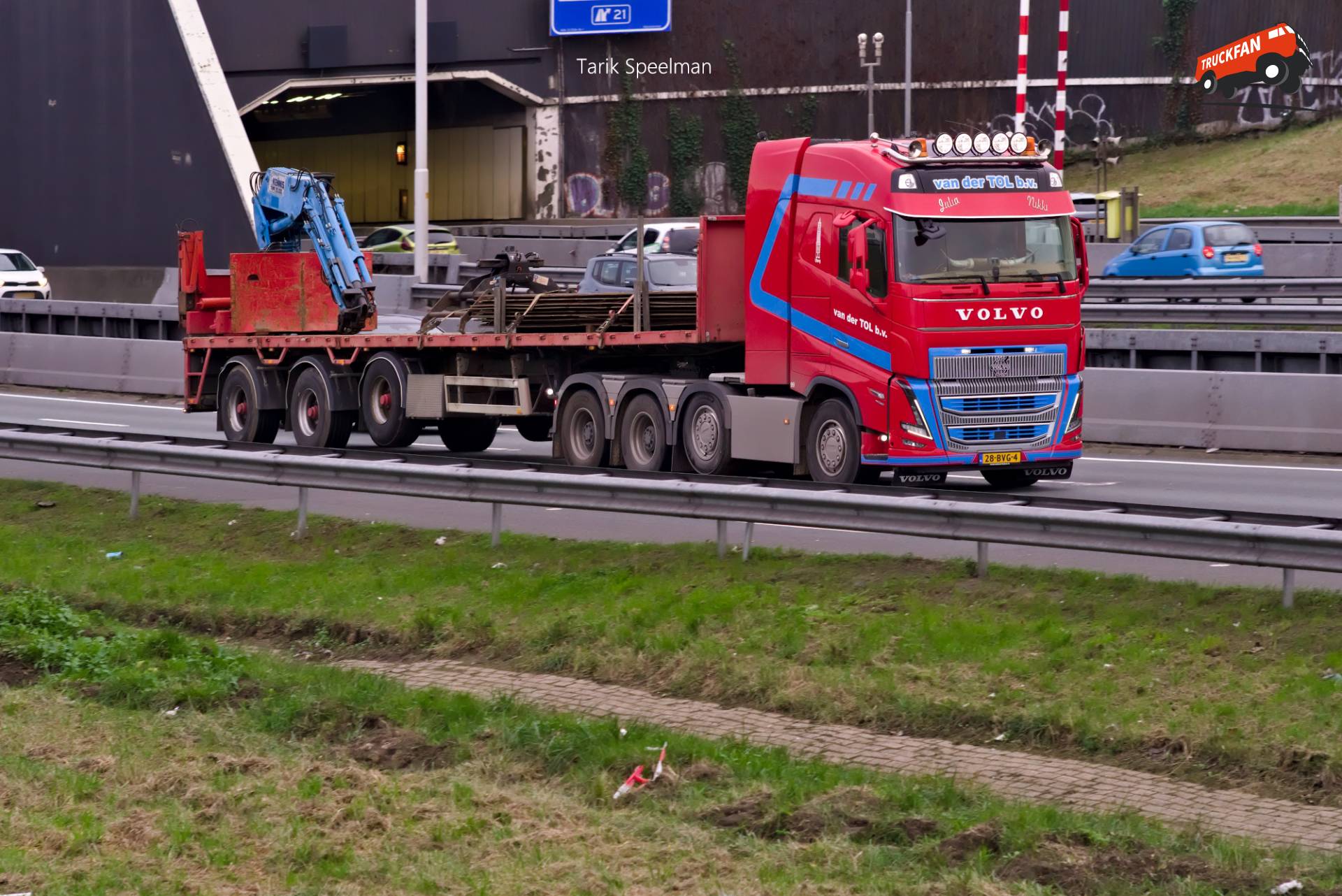 Volvo FH5 van Van der Tol in zwaartransport op de A16