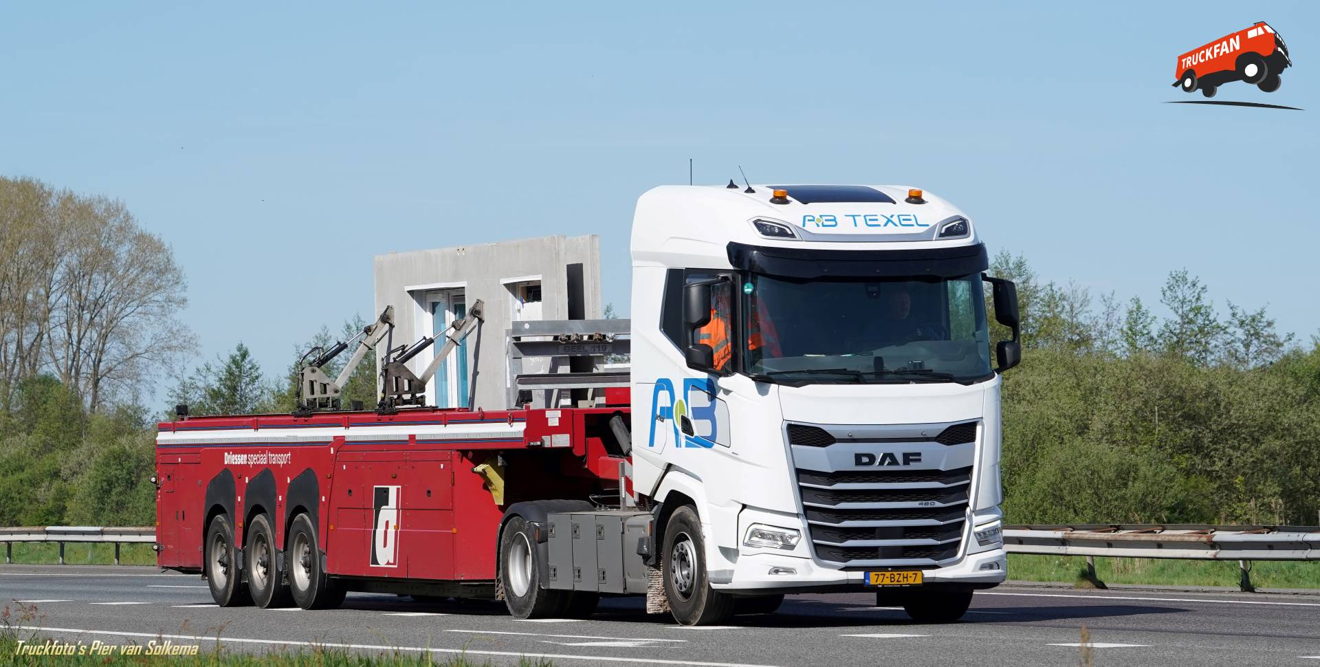 DAF XF vrachtwagen transporteert steen op de A28 bij Veeningen