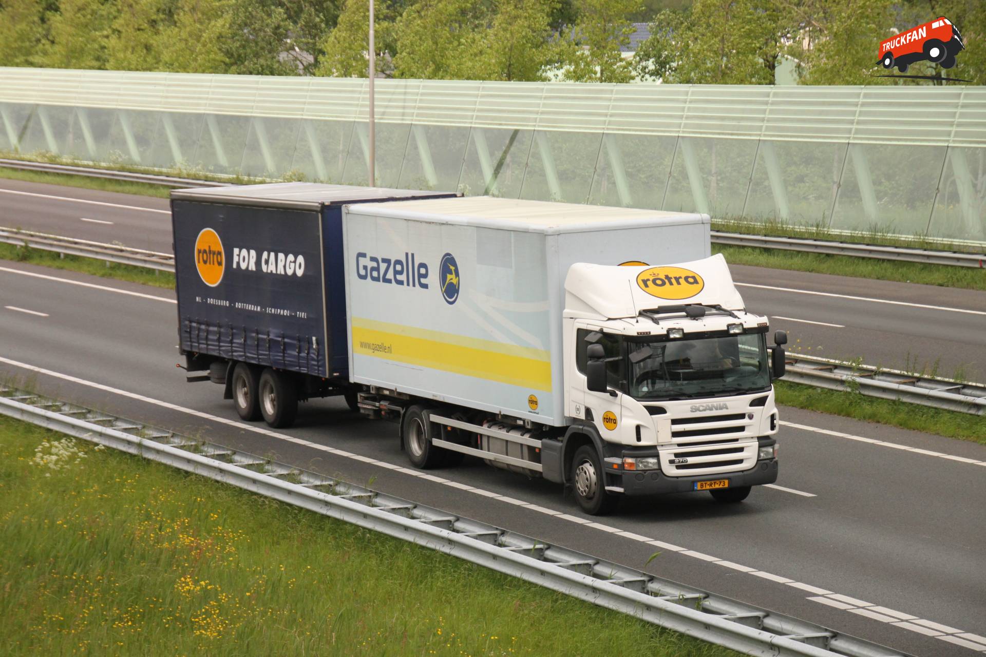 Scania P270 vrachtwagen van Rotra op de weg