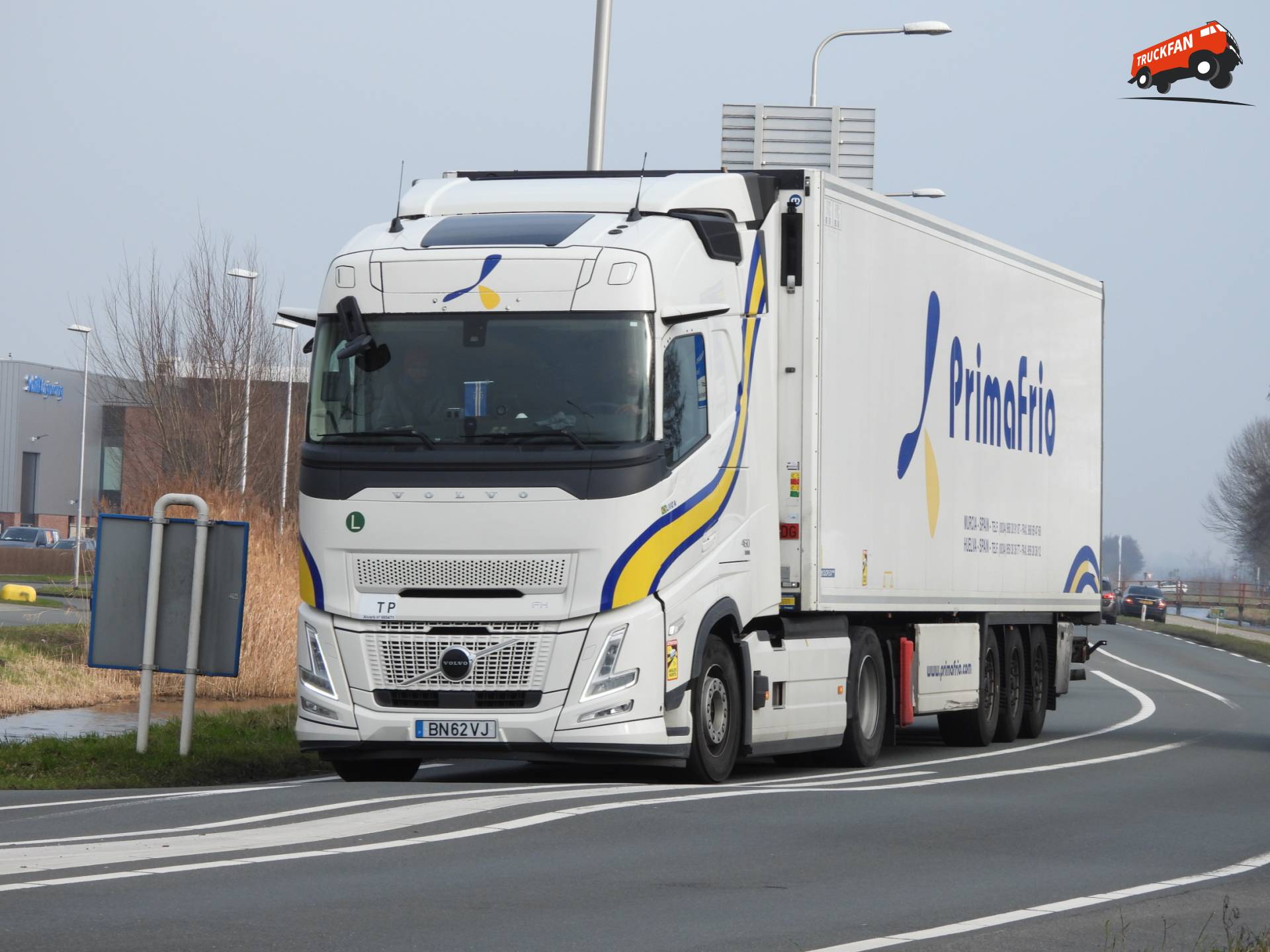 Volvo FH13 460 4x2 Aero truck van Primafrio