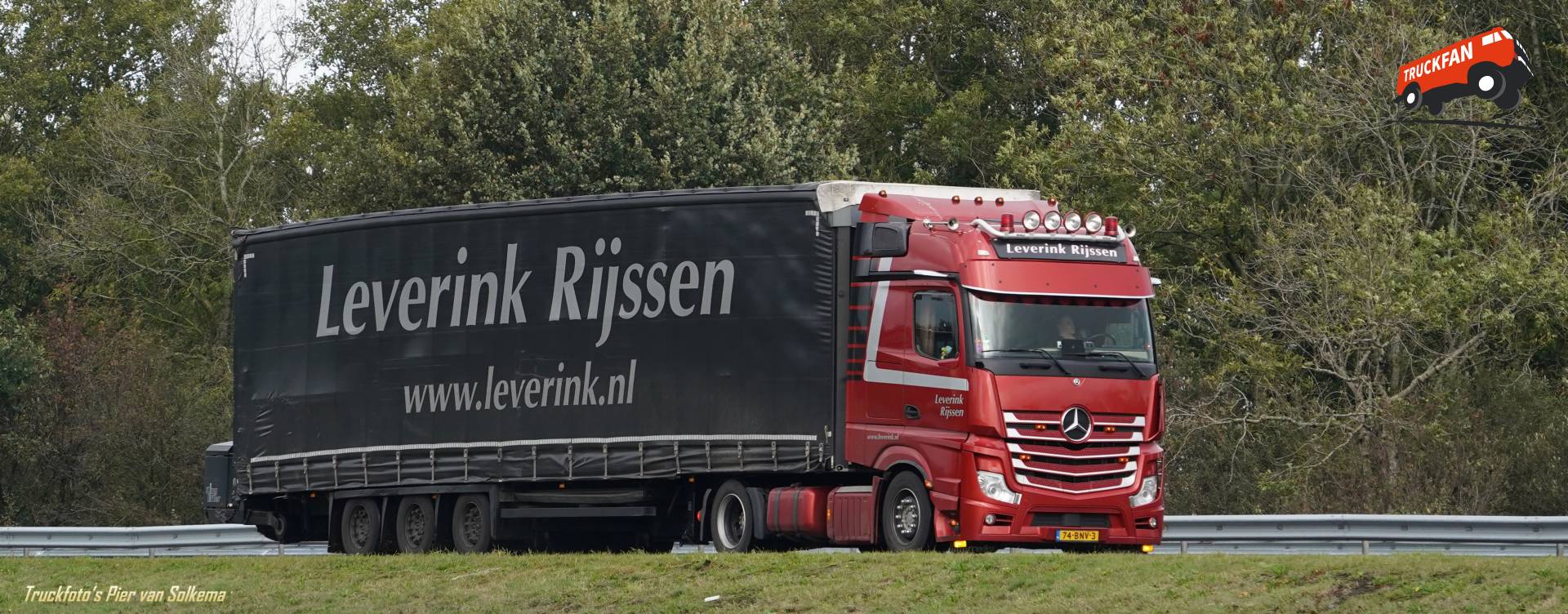Mercedes Benz Actros vrachtwagen bij A7 Sneek