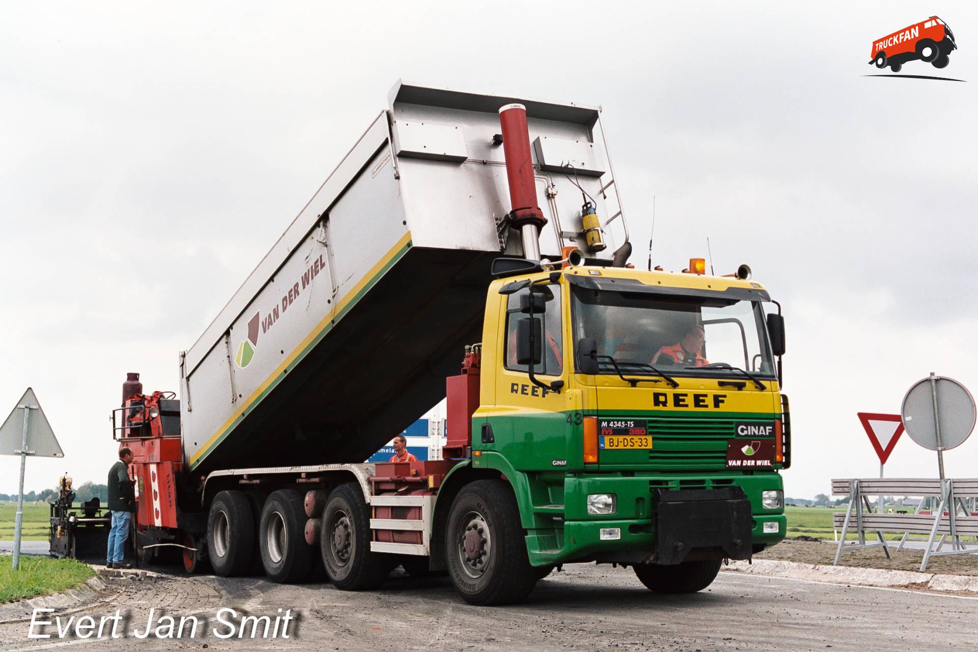Asfalteringswerkzaamheden met Van der Wiel 43 thv. Raard.