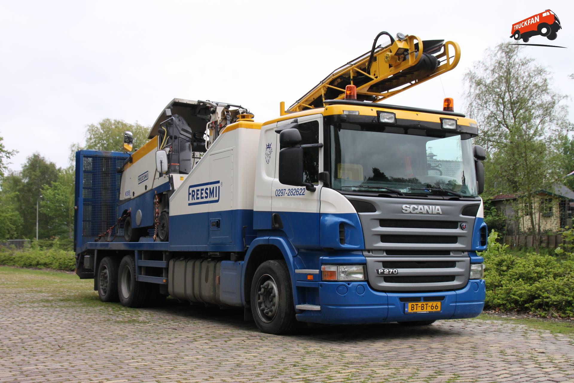 Scania P270 truck van Freesmij