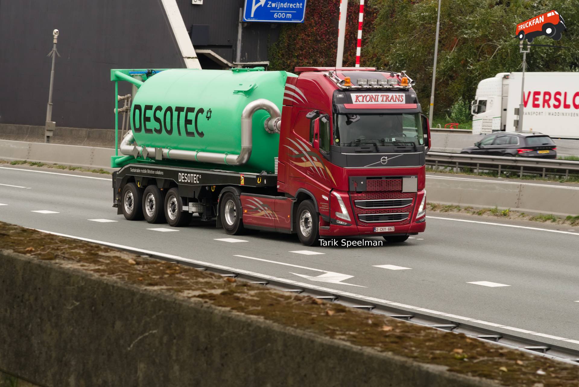 Volvo FH 5th Gen vrachtwagen van Kyoni Trans op de A16