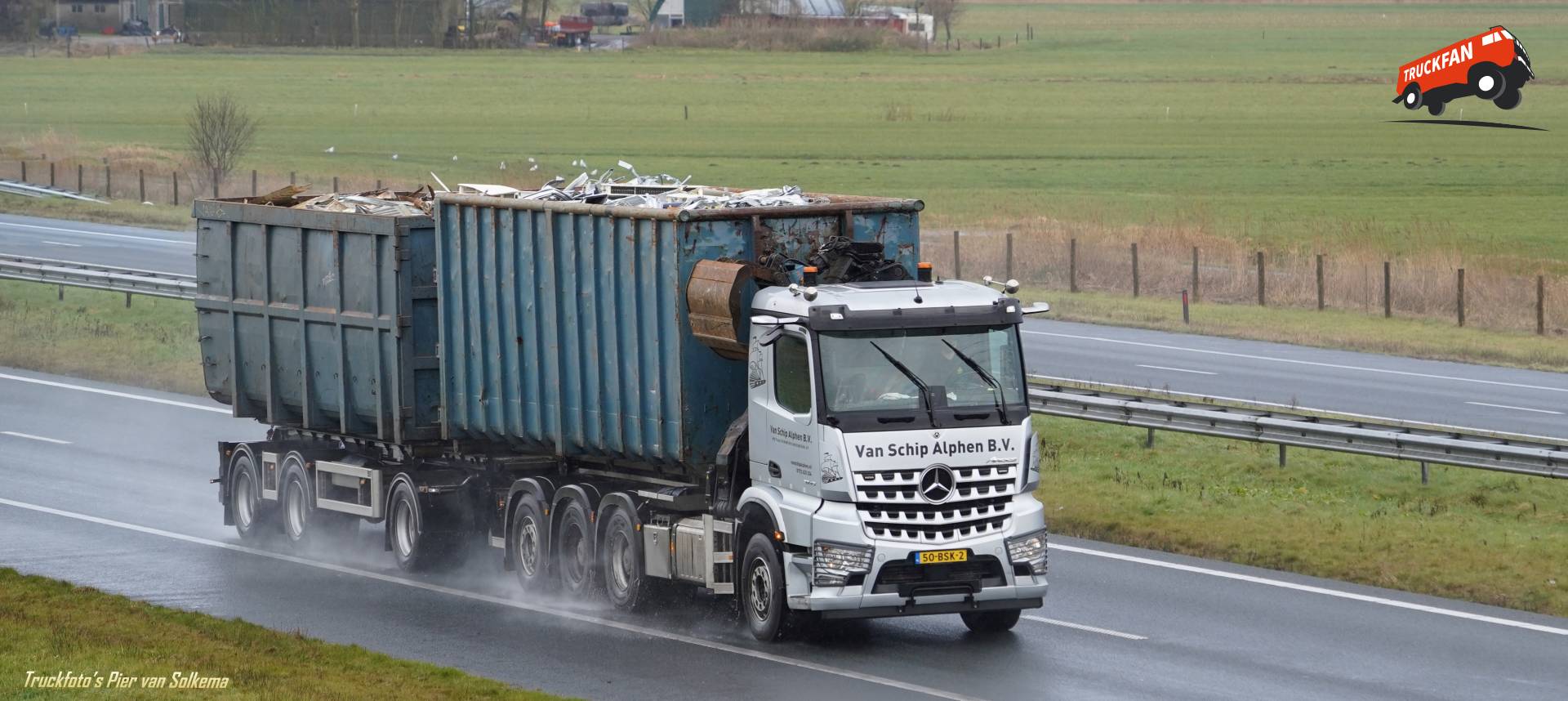 Mercedes Benz Arocs vrachtwagen met container op A6