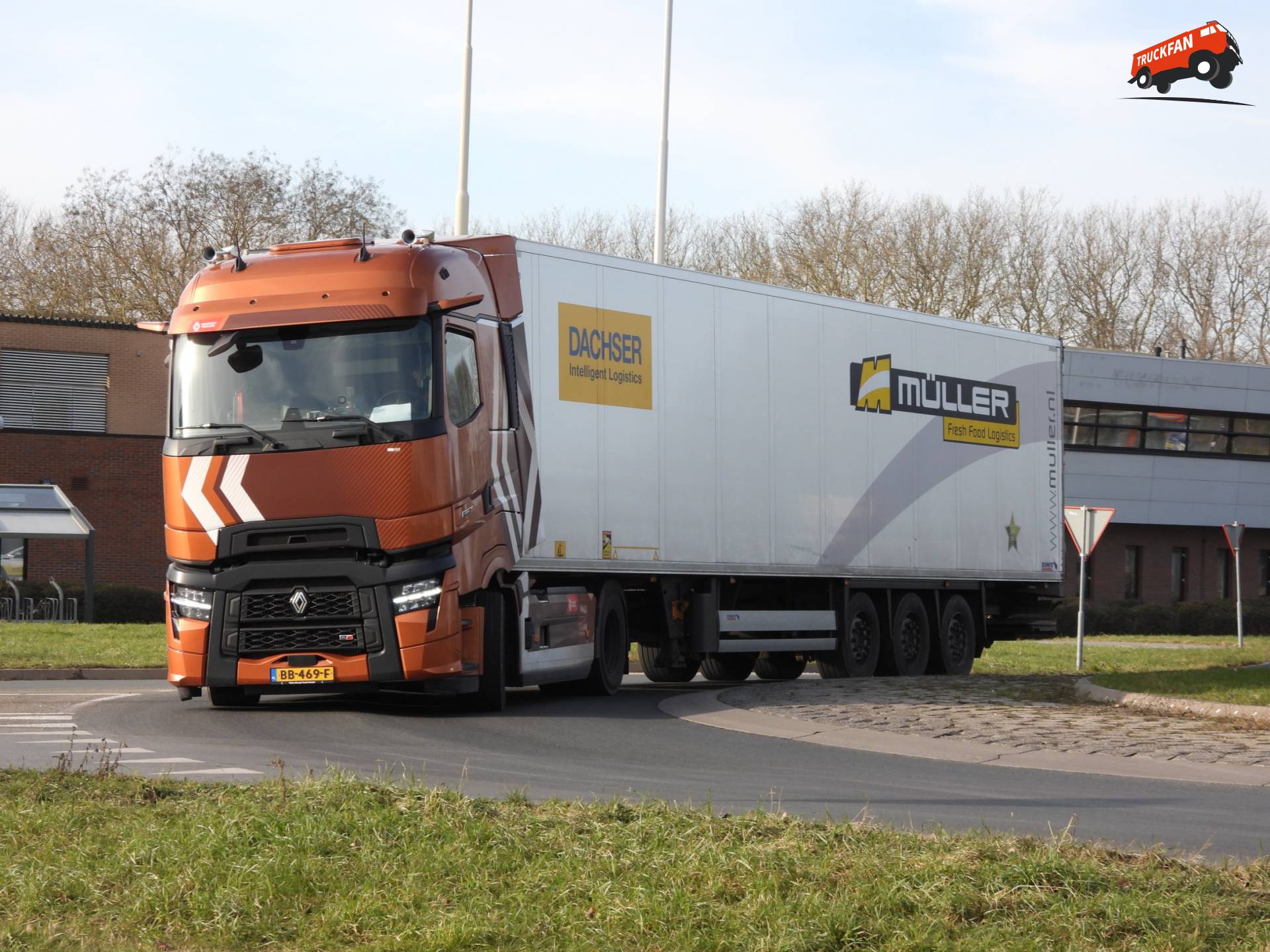 Renault T 480 High 4x2 truck on Lopikerplein in Schoonhoven