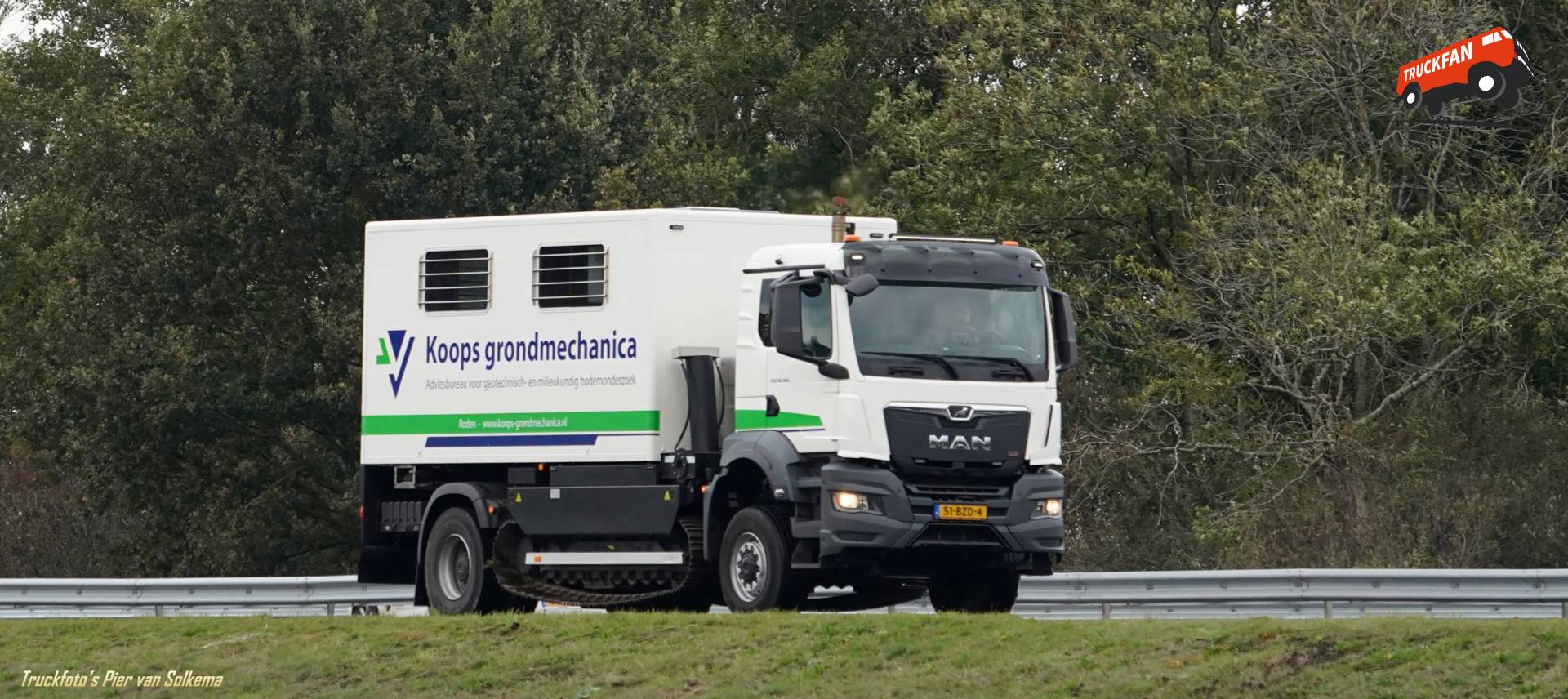 MAN TGS vrachtwagen bij A7 Sneek