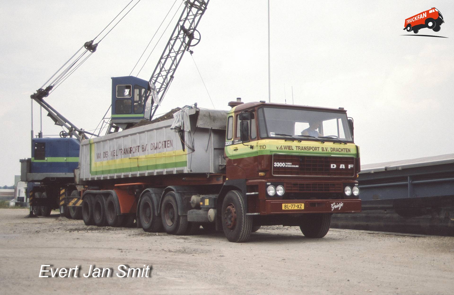 DAF FTT 3300 auto beladen met grind in Veendam