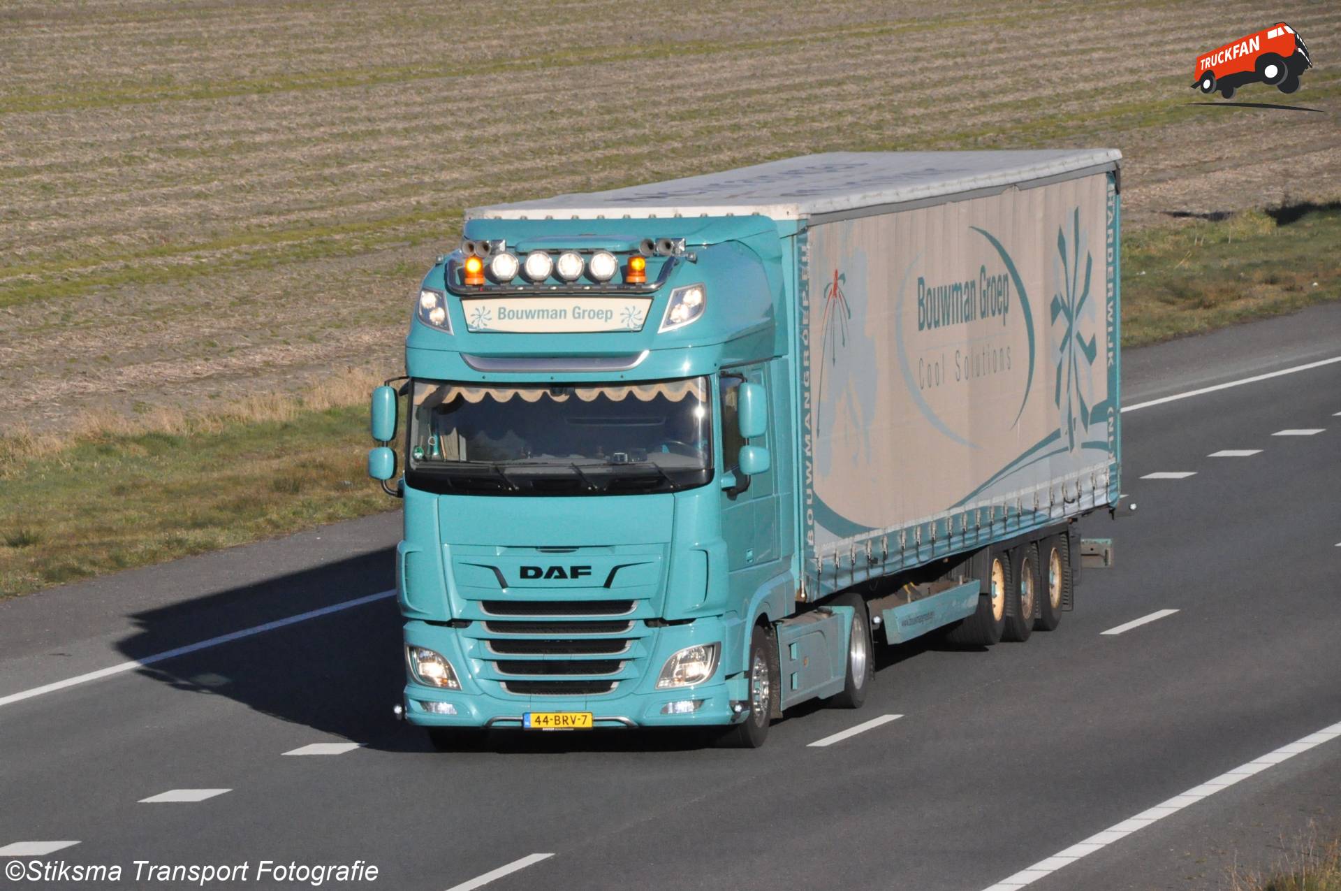 DAF XF Enkelasser met Huifoplegger van Bouwman Groep