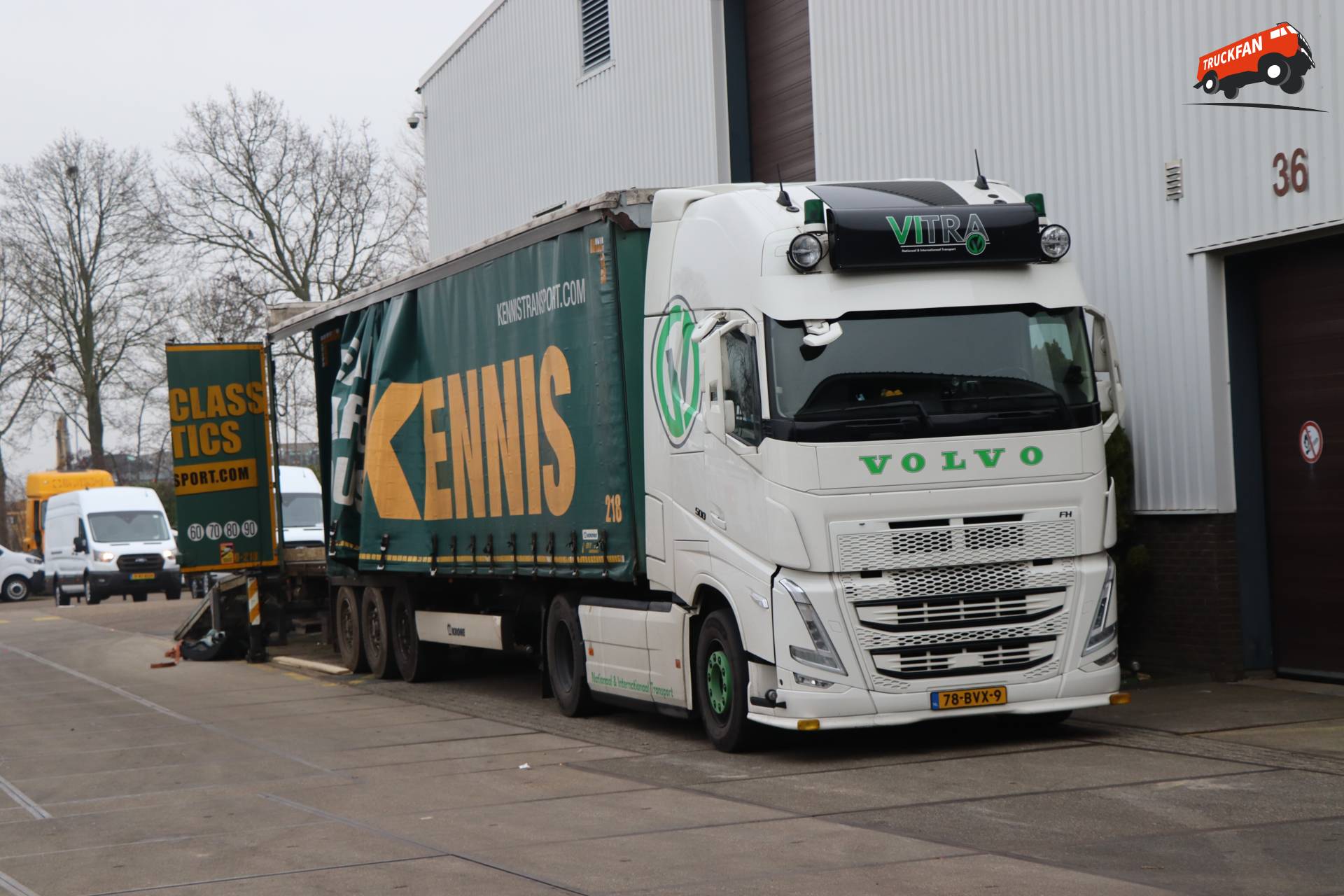 Bestelwagen aflevering bij Kleyn Vans door Vitra en Kennis
