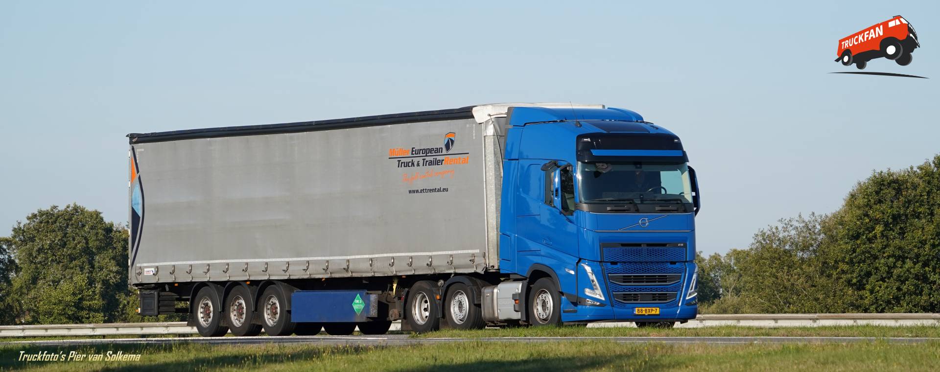 Volvo FH5 vrachtwagen op A28 bij Veeningen
