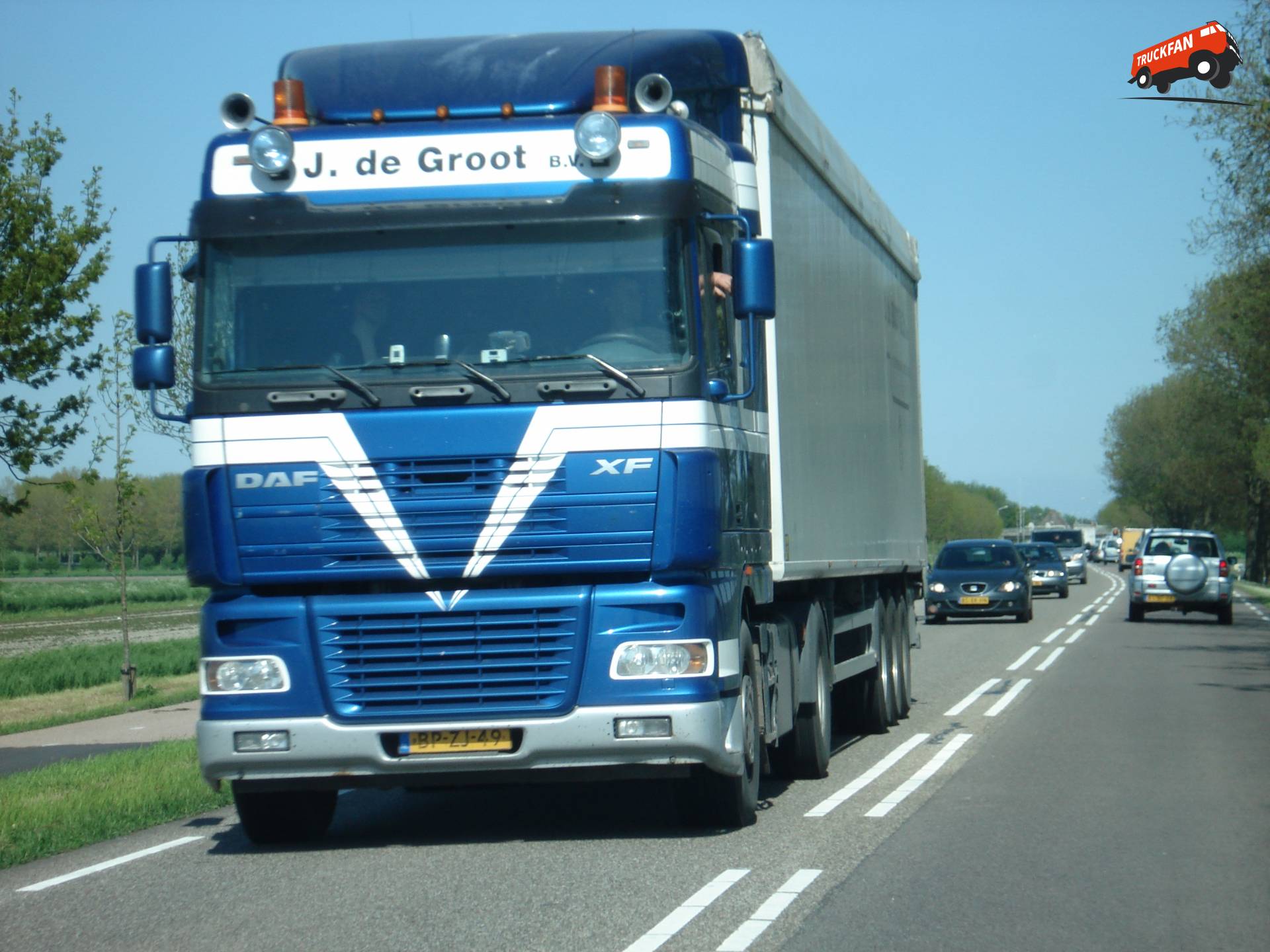 DAF XF95 vrachtwagen bij bedrijf de Groot