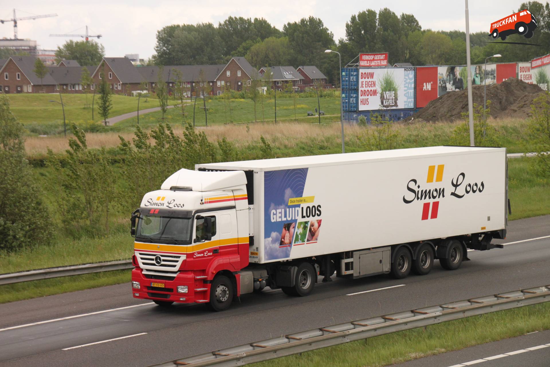 Mercedes-Benz Actros vrachtwagen van Simon Loos op de weg