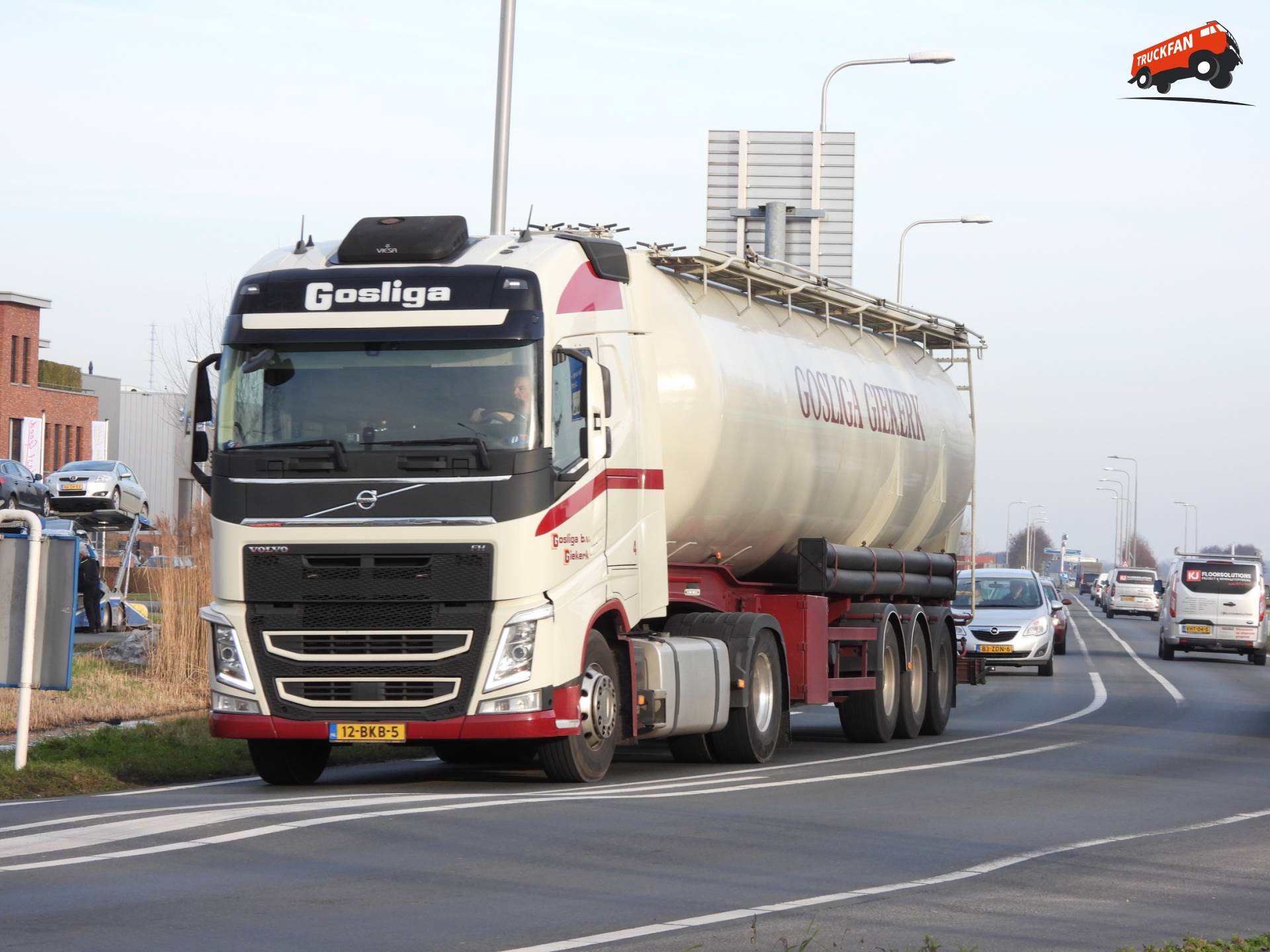 Volvo FH13 460 4x2 van Internationaal Transportbedrijf Gosliga B.V. op N210