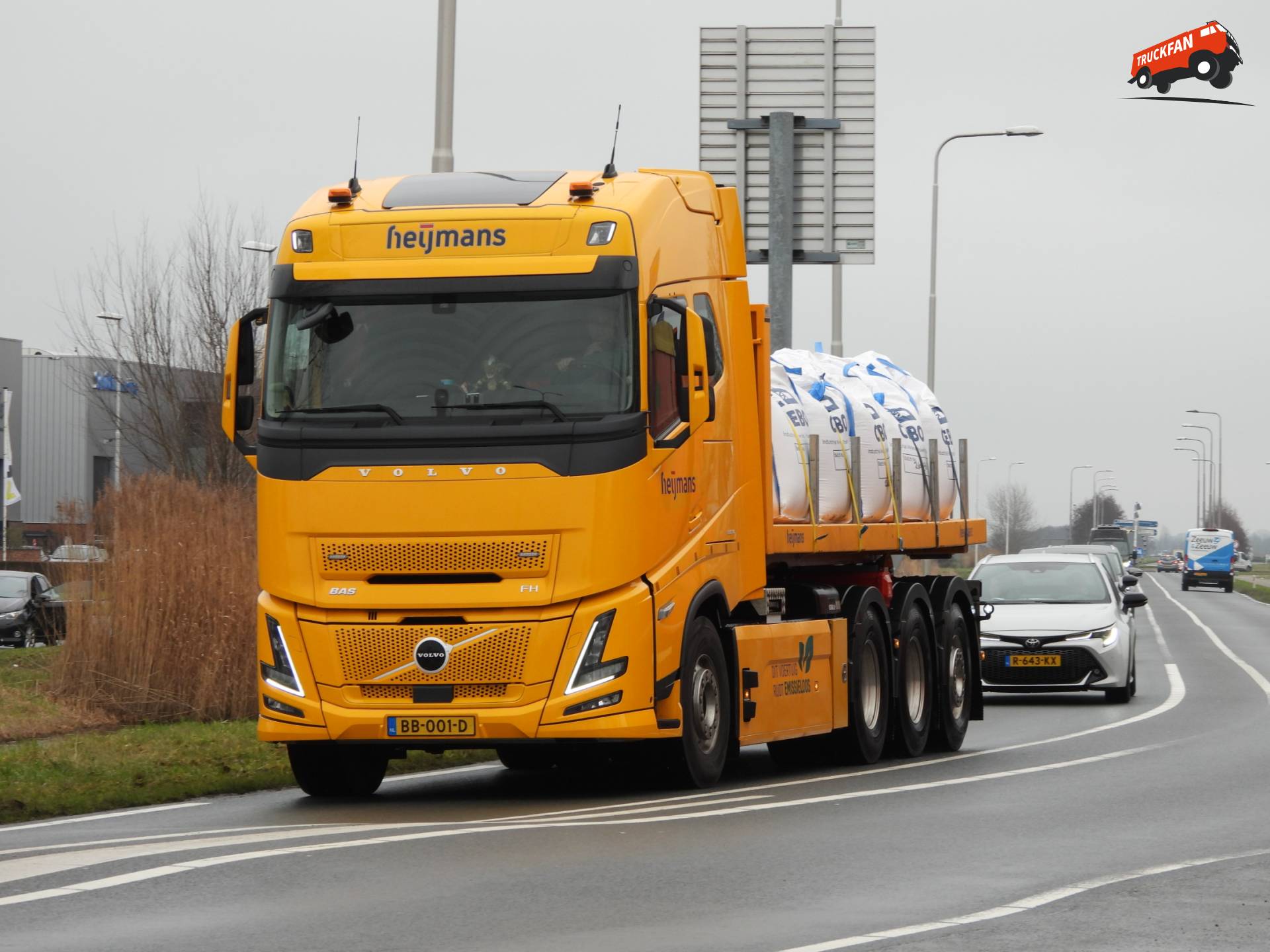 Unieke Volvo FH Aero 8×4 tridem Electric van 2025.