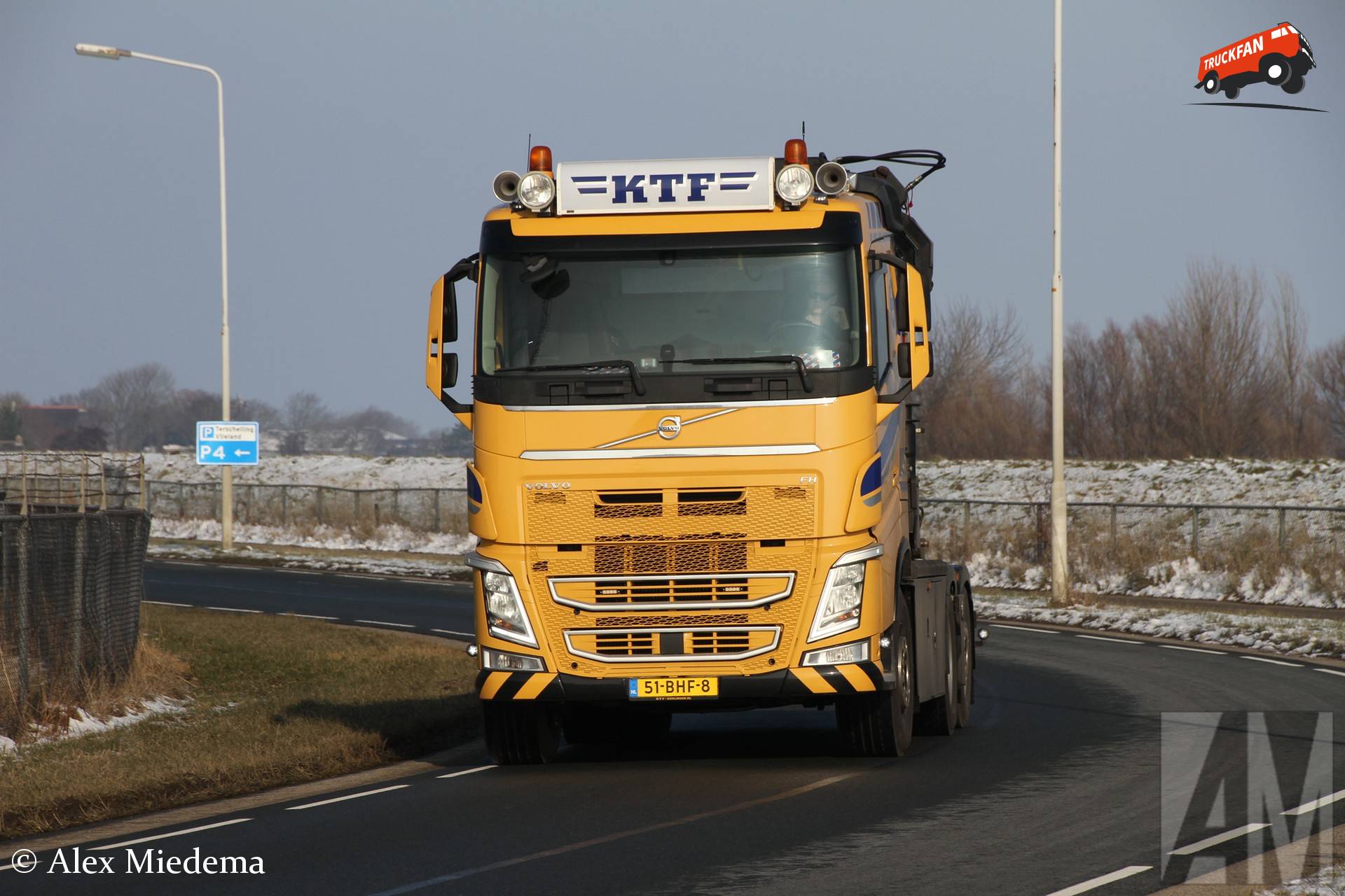 Volvo FH 4 vrachtwagen met HMF laadkraan in Harlingen