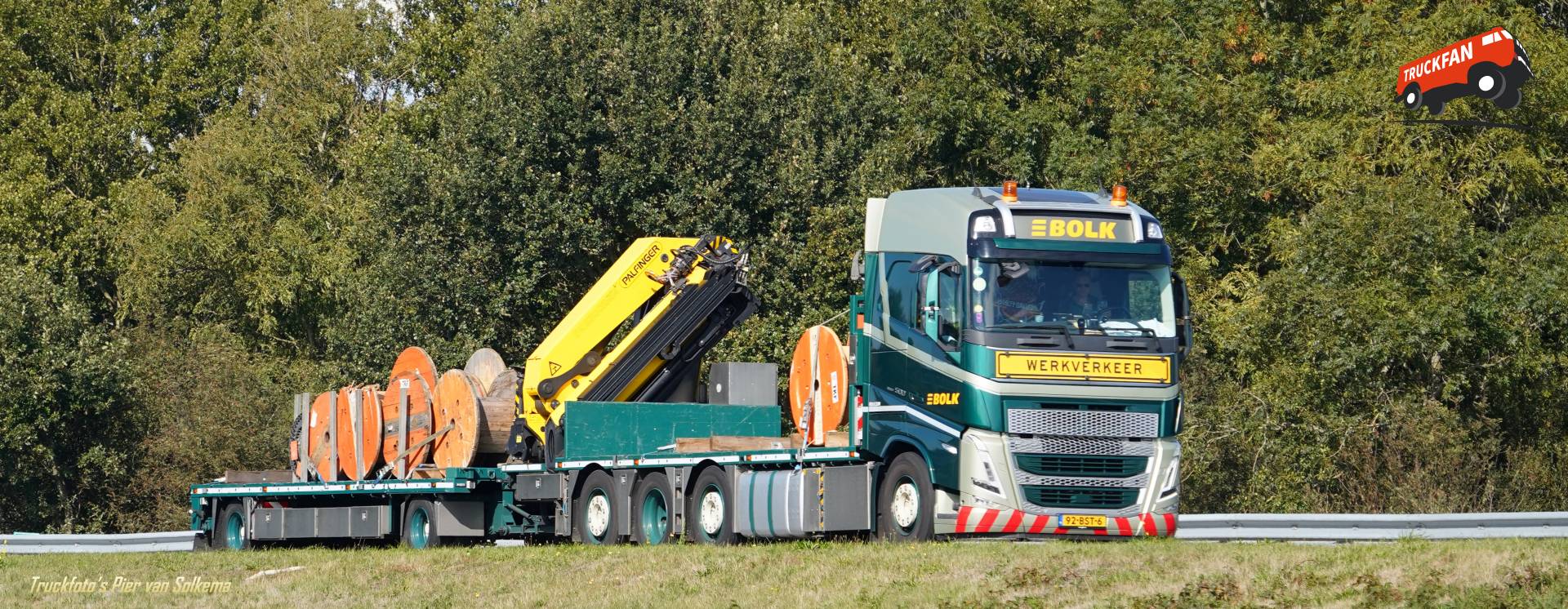 Bolk transport met Volvo FH5 op de snelweg A7 nabij Sneek