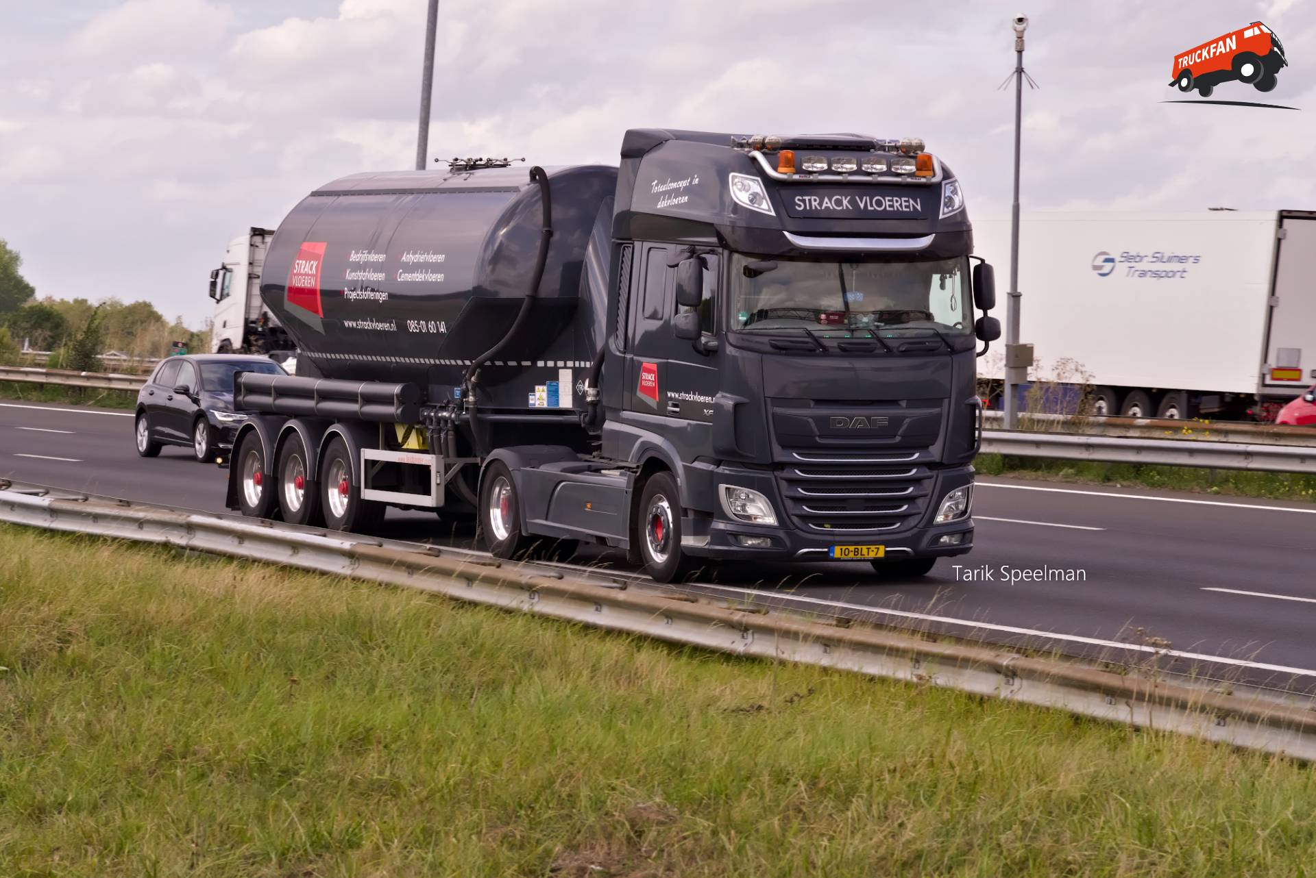 DAF XF Euro 6 vrachtwagen van Strack Vloeren op de A15