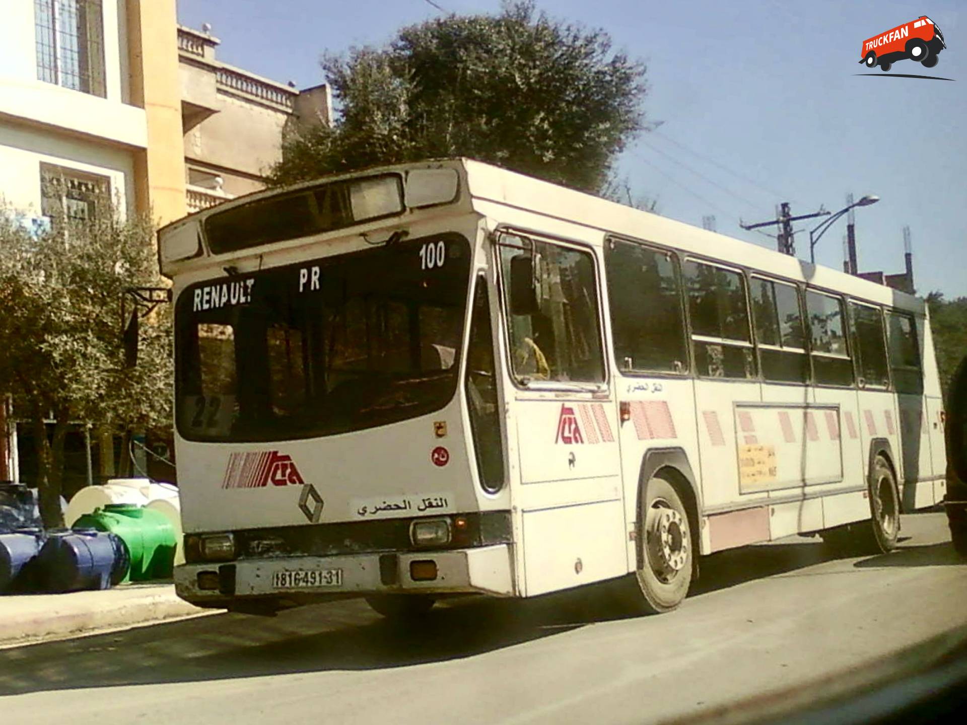 Renault PR100 Bus in een Algerijnse stedelijke omgeving, 2012