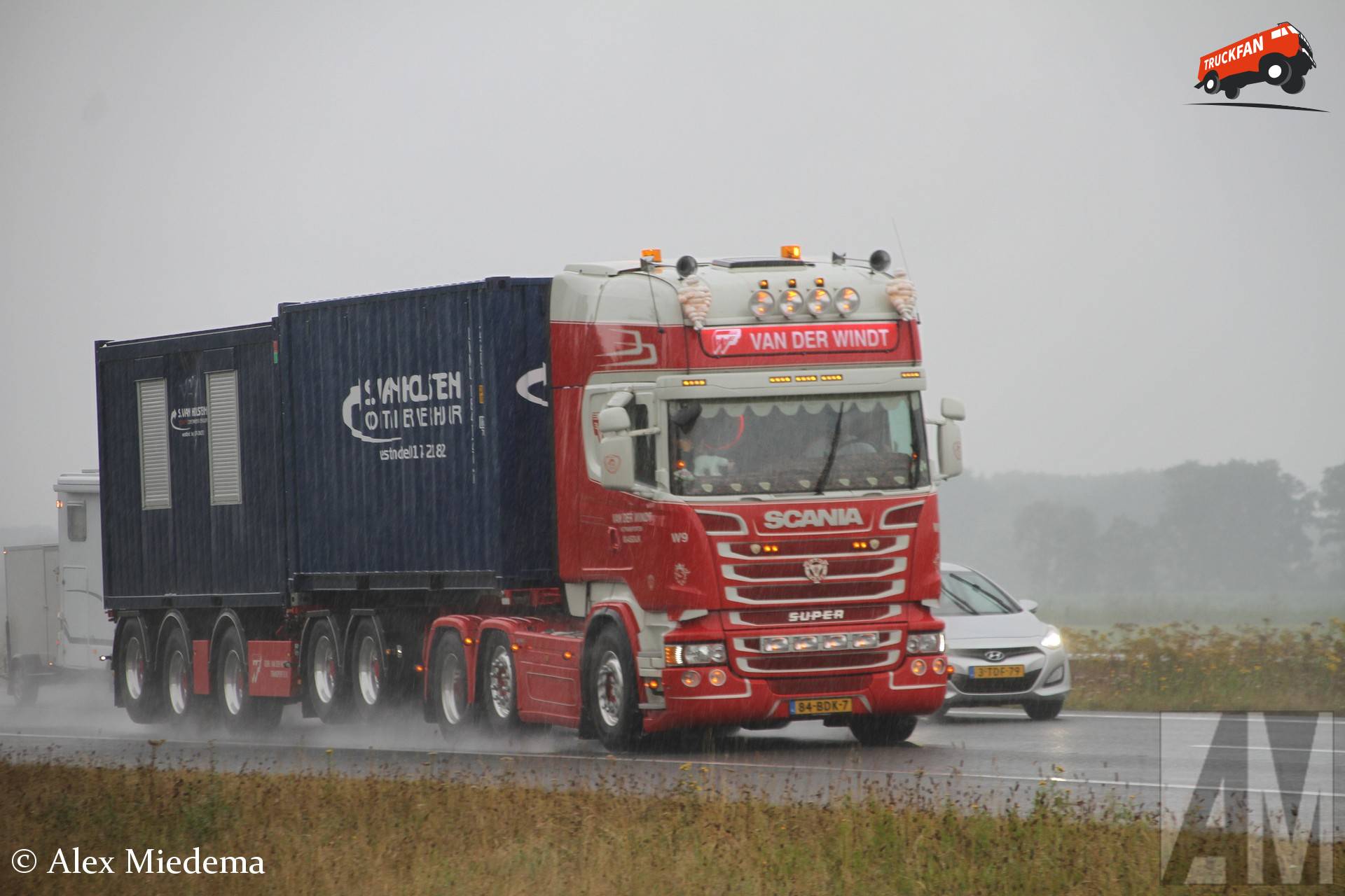 Scania R410 vrachtwagen met Broshuis oplegger