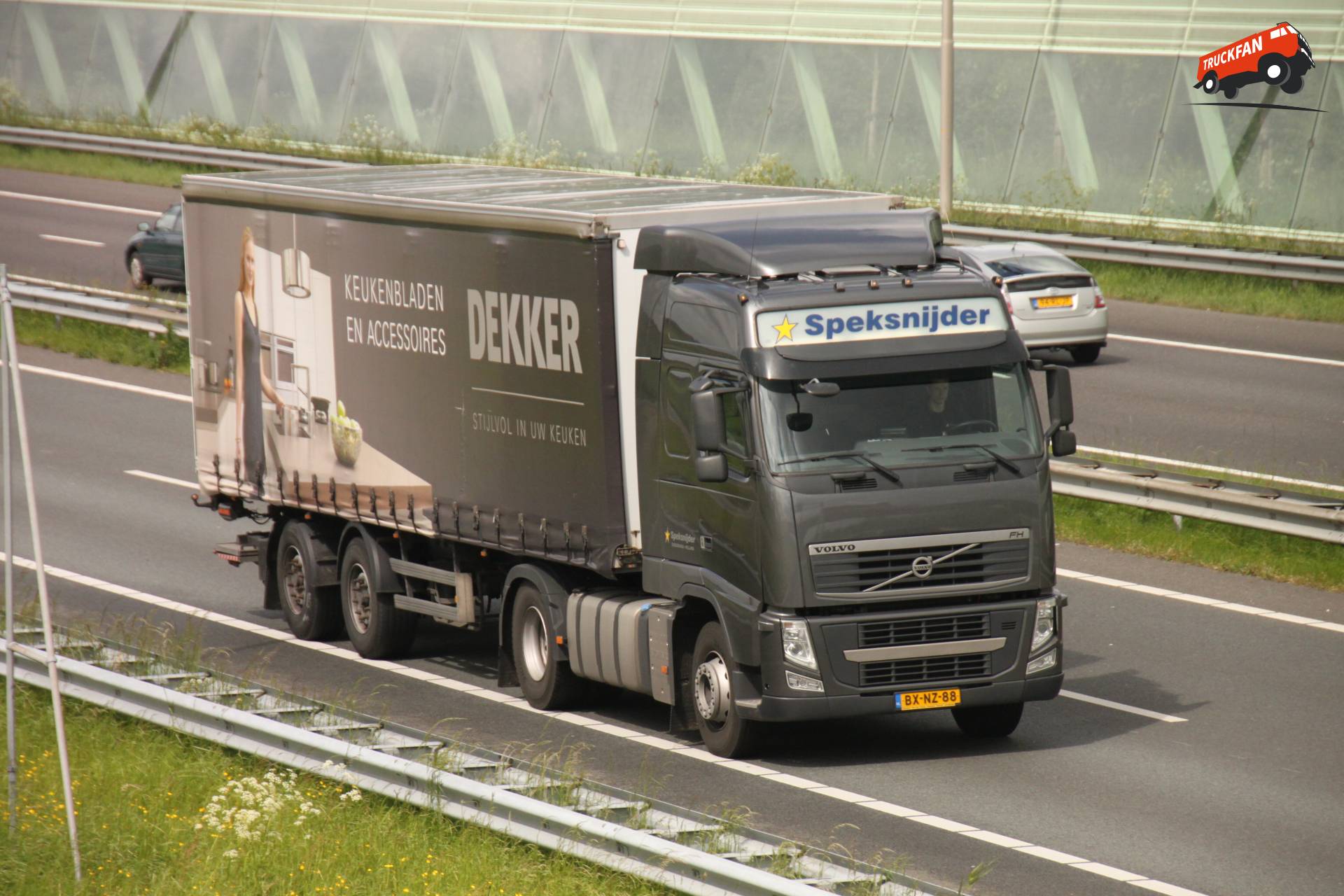 Volvo FH vrachtwagen van Speksnijder op de weg