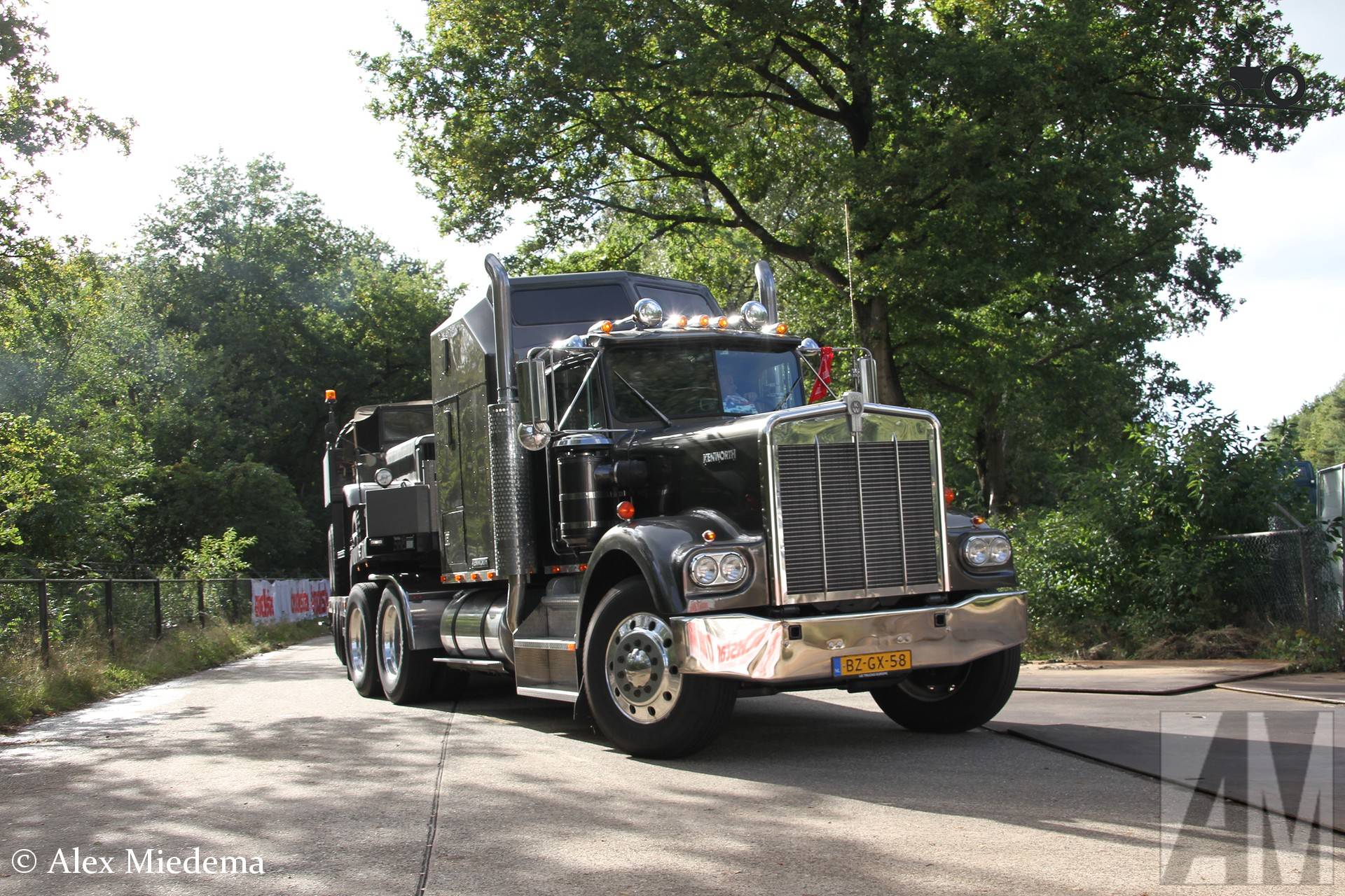 Kenworth W900