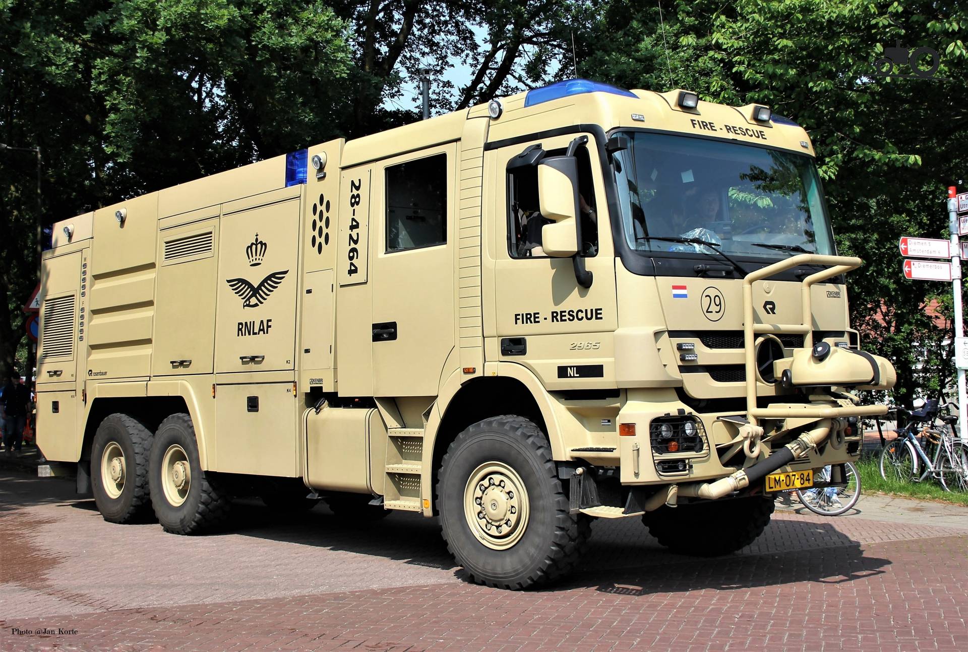 1299102-actros-mercedesbenz.jpg