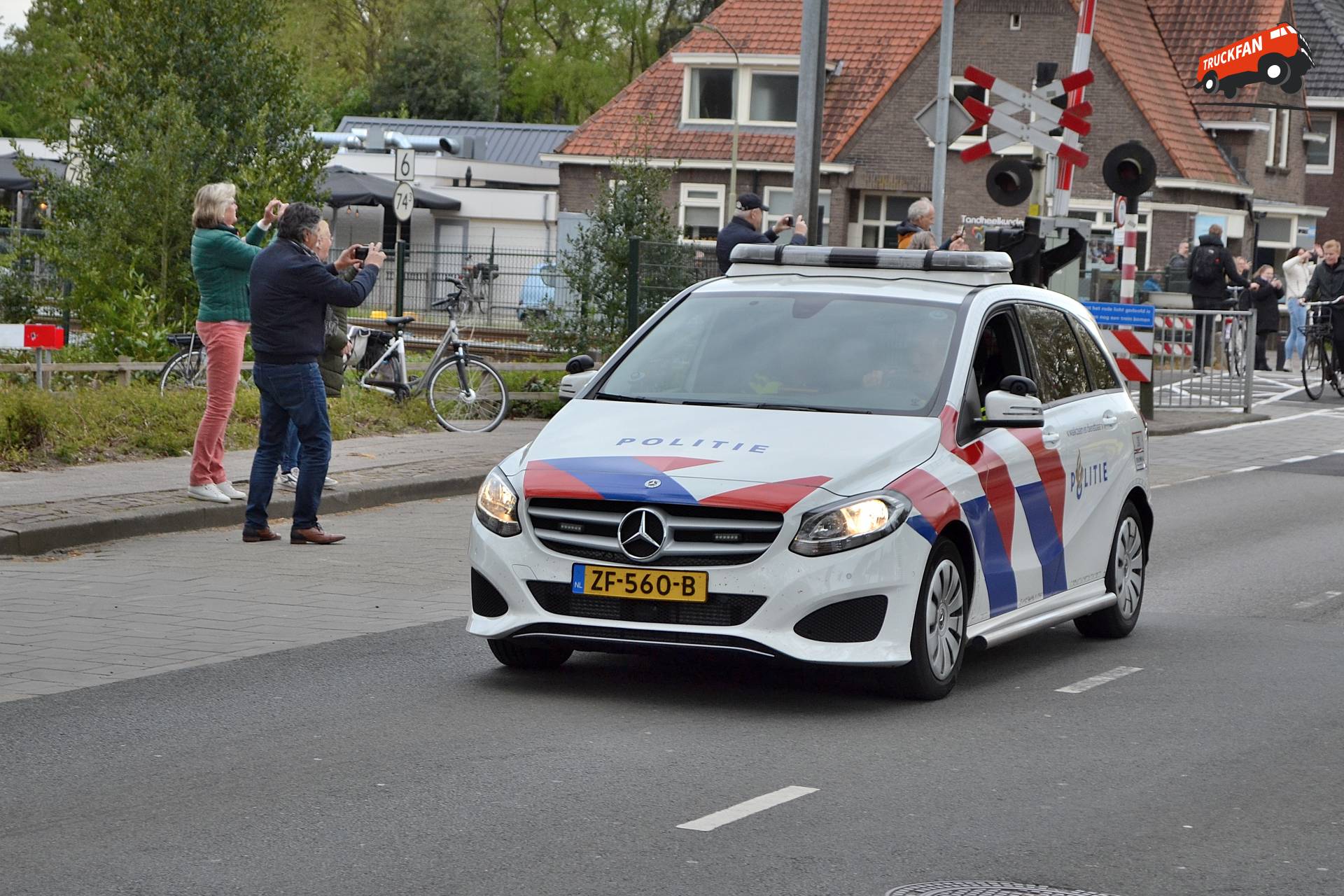 Foto Mercedes-Benz B-klasse Van Politie - TruckFan