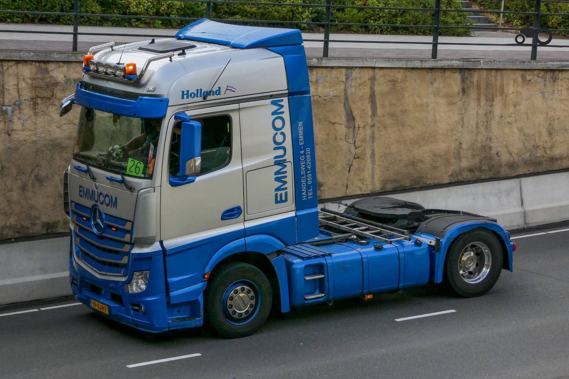 Foto Mercedes-Benz Actros MP4 Van Emmucom B.V. - TruckFan